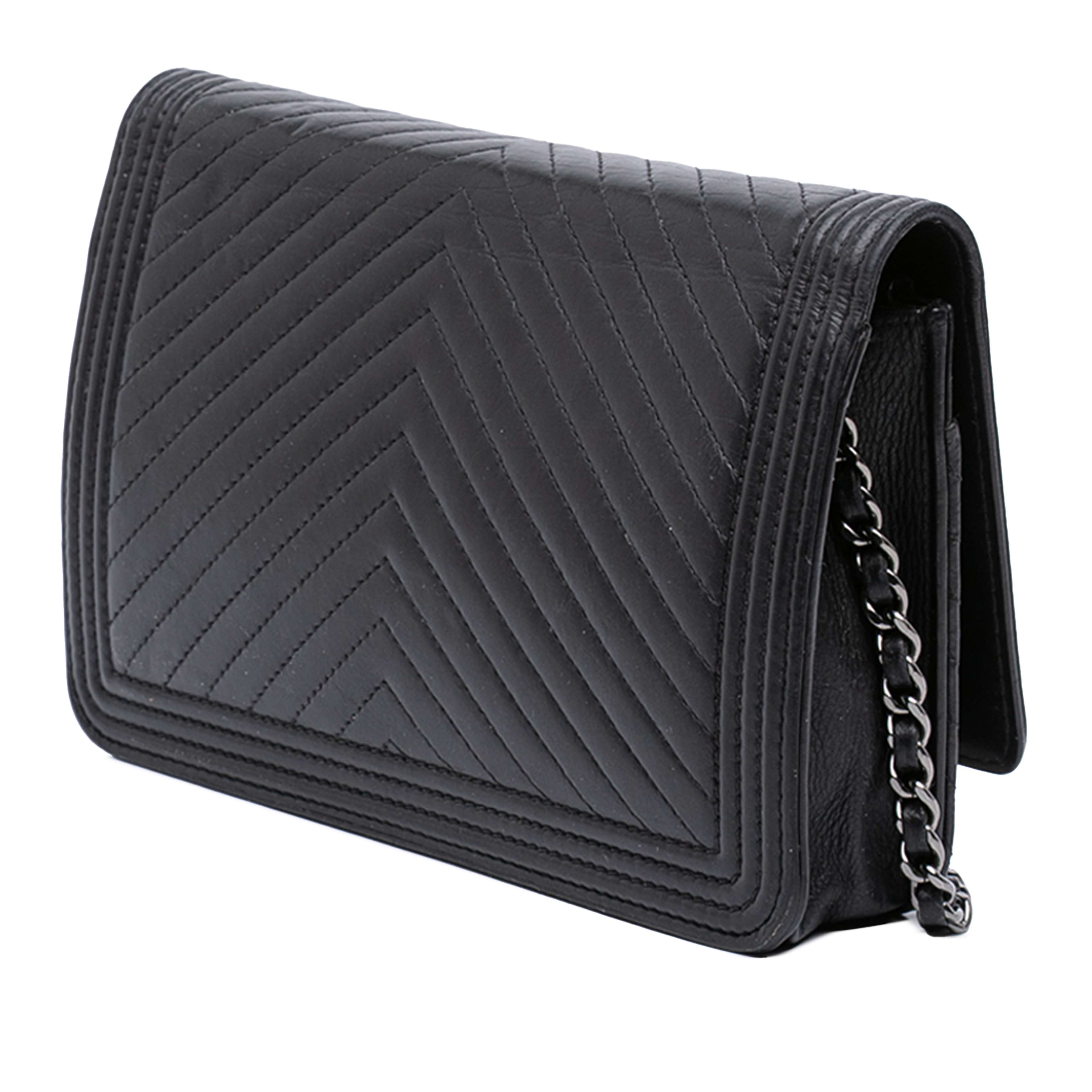 Chanel Chevron Lambskin Boy Wallet On Chain, från Luxclusif, i färgen black. Klicka för att öppna bilden i stort format