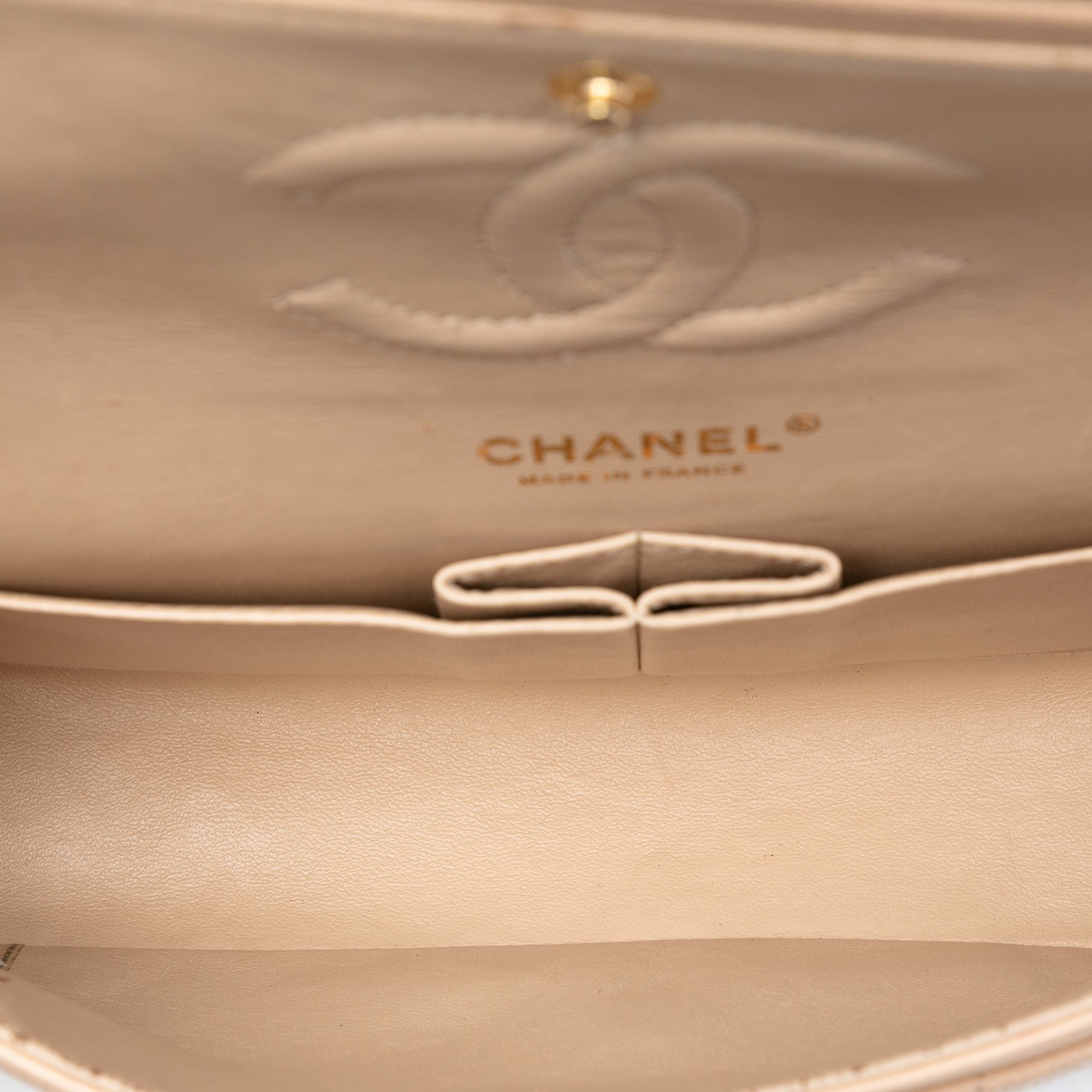 Chanel Medium Classic Caviar Double Flap, från Luxclusif, i färgen beige. Klicka för att öppna bilden i stort format