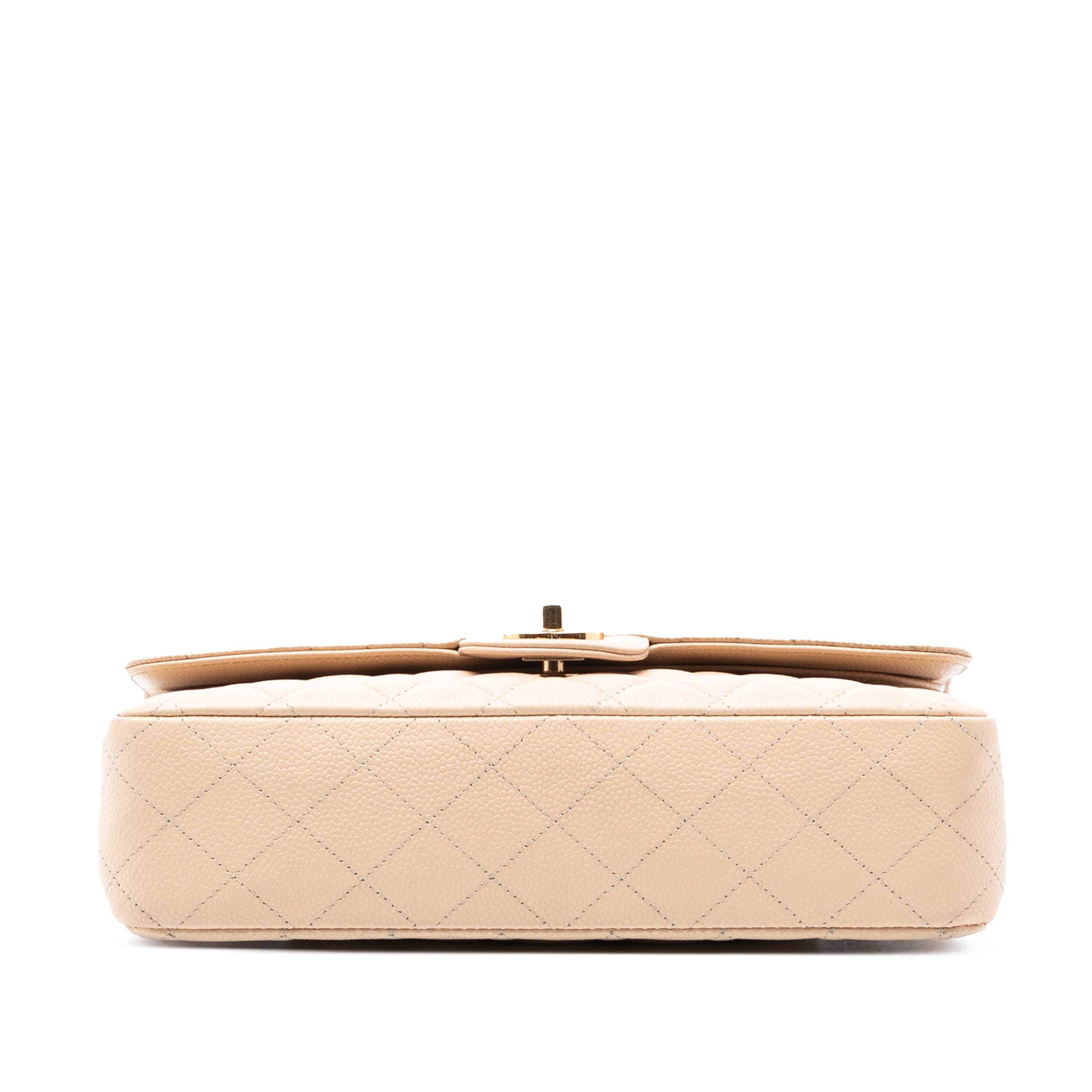 Chanel Medium Classic Caviar Double Flap, från Luxclusif, i färgen beige. Klicka för att öppna bilden i stort format