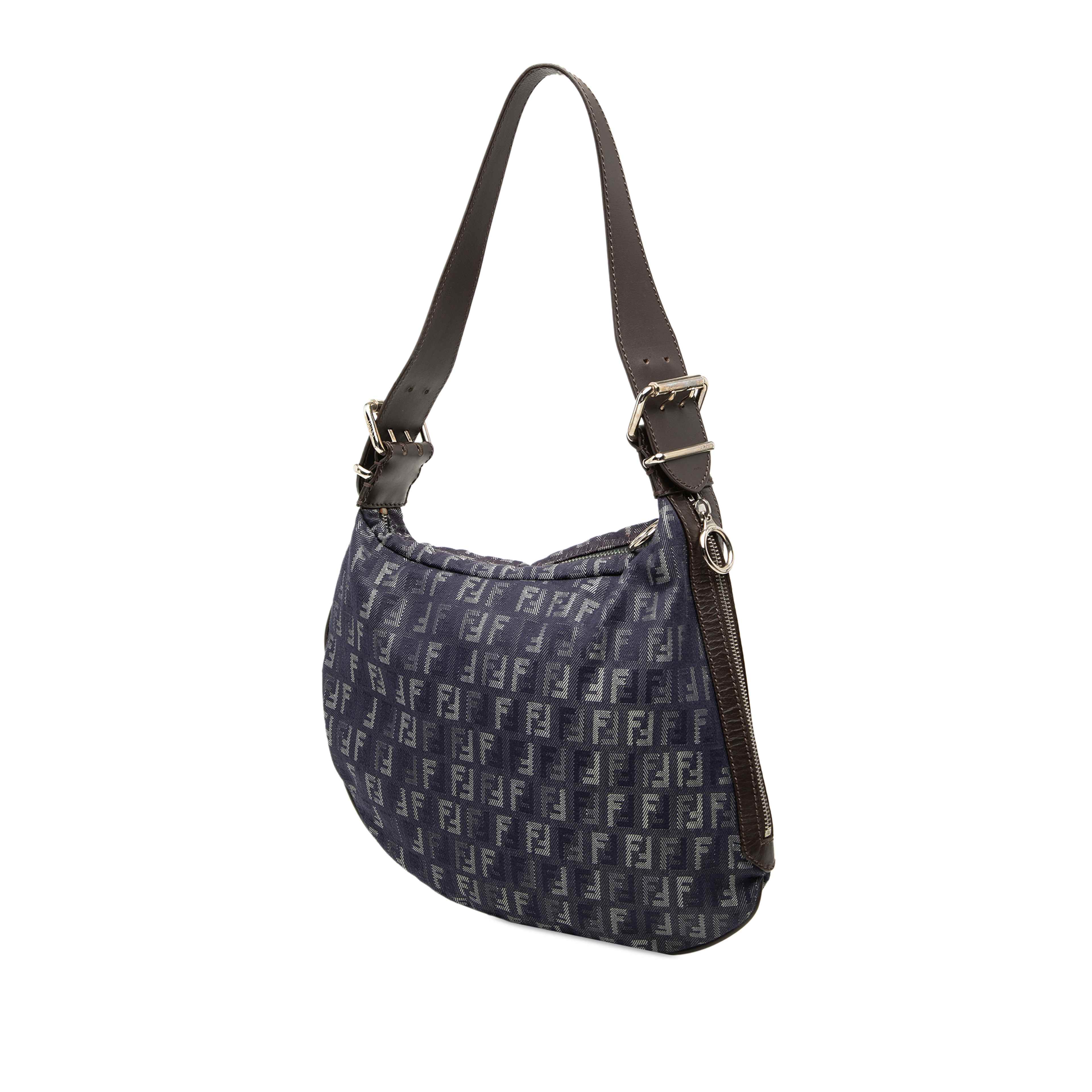 Fendi Zucchino Denim Oyster Shoulder Bag, från Luxclusif, i färgen blå. Klicka för att öppna bilden i stort format