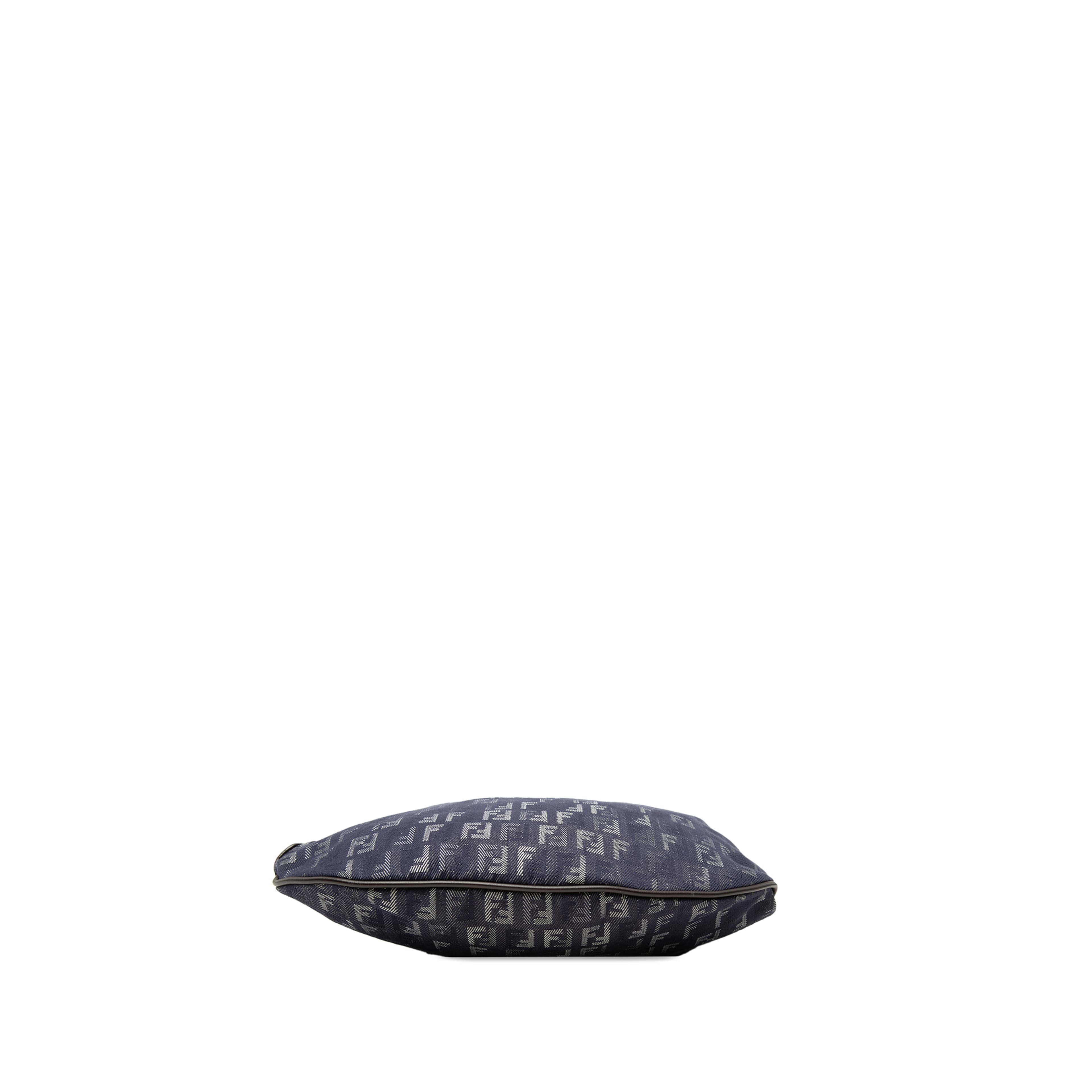 Fendi Zucchino Denim Oyster Shoulder Bag, från Luxclusif, i färgen blå. Klicka för att öppna bilden i stort format