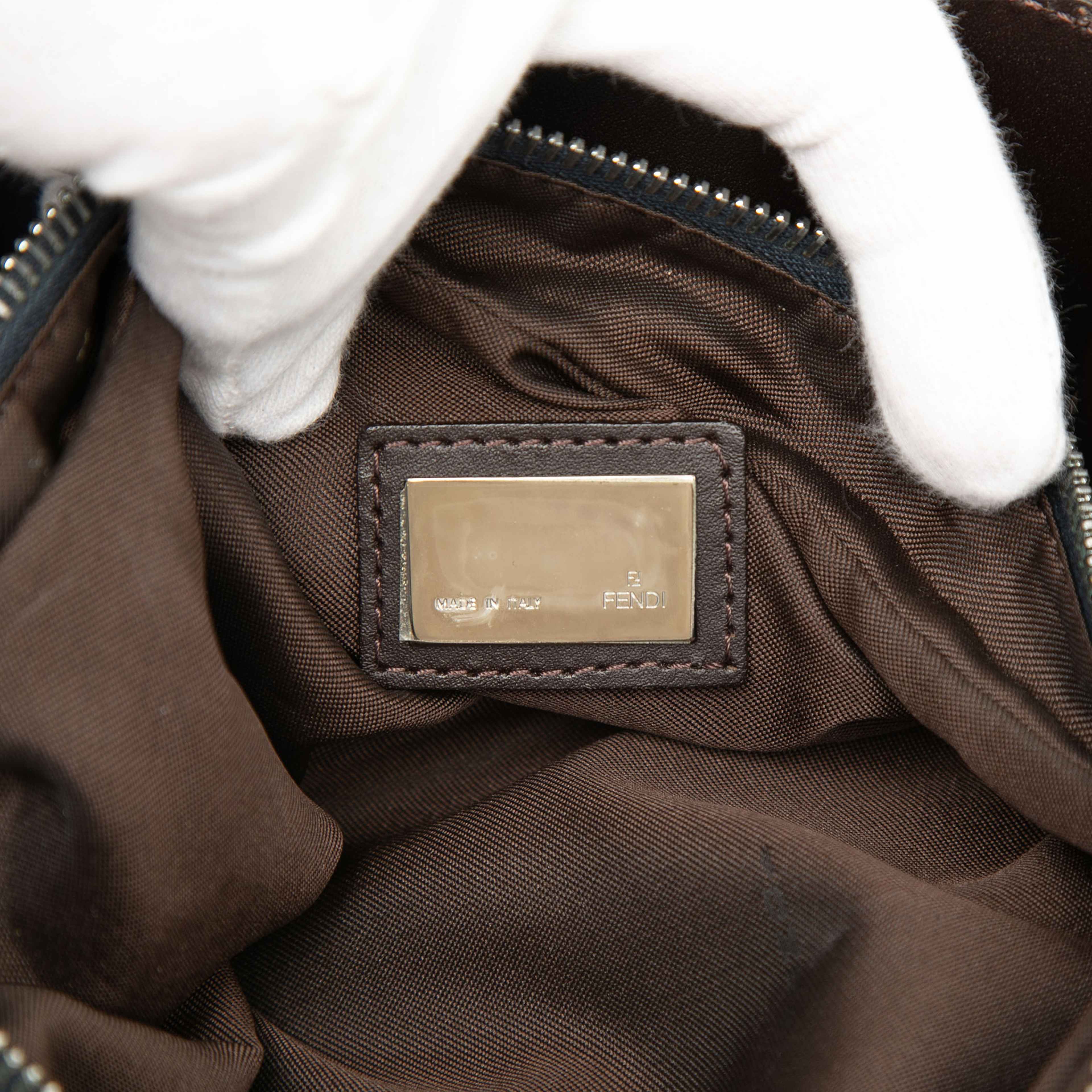 Fendi Zucchino Denim Oyster Shoulder Bag, från Luxclusif, i färgen blå. Klicka för att öppna bilden i stort format