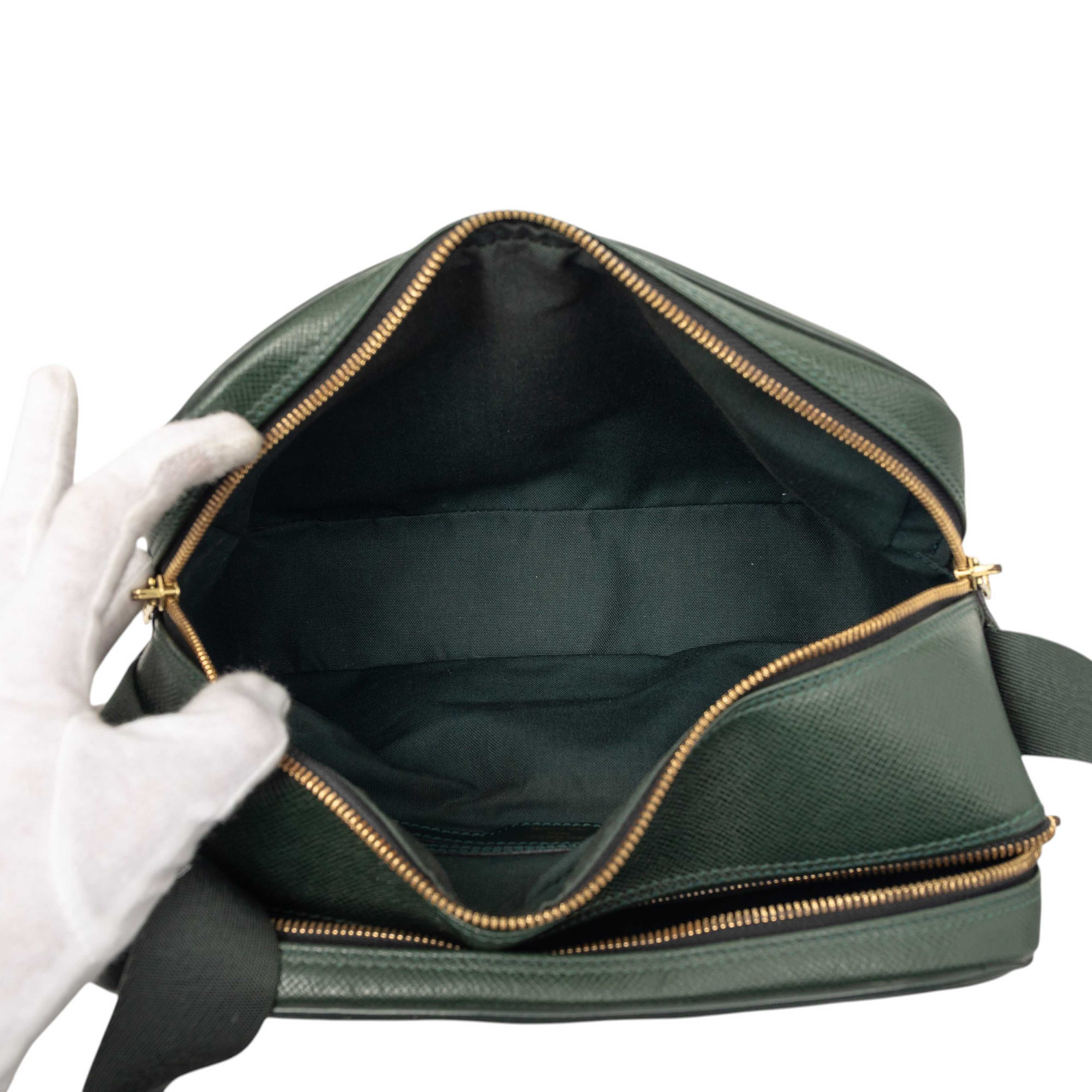 Louis Vuitton Taiga Reporter Pm, från Luxclusif, i färgen dark green. Klicka för att öppna bilden i stort format