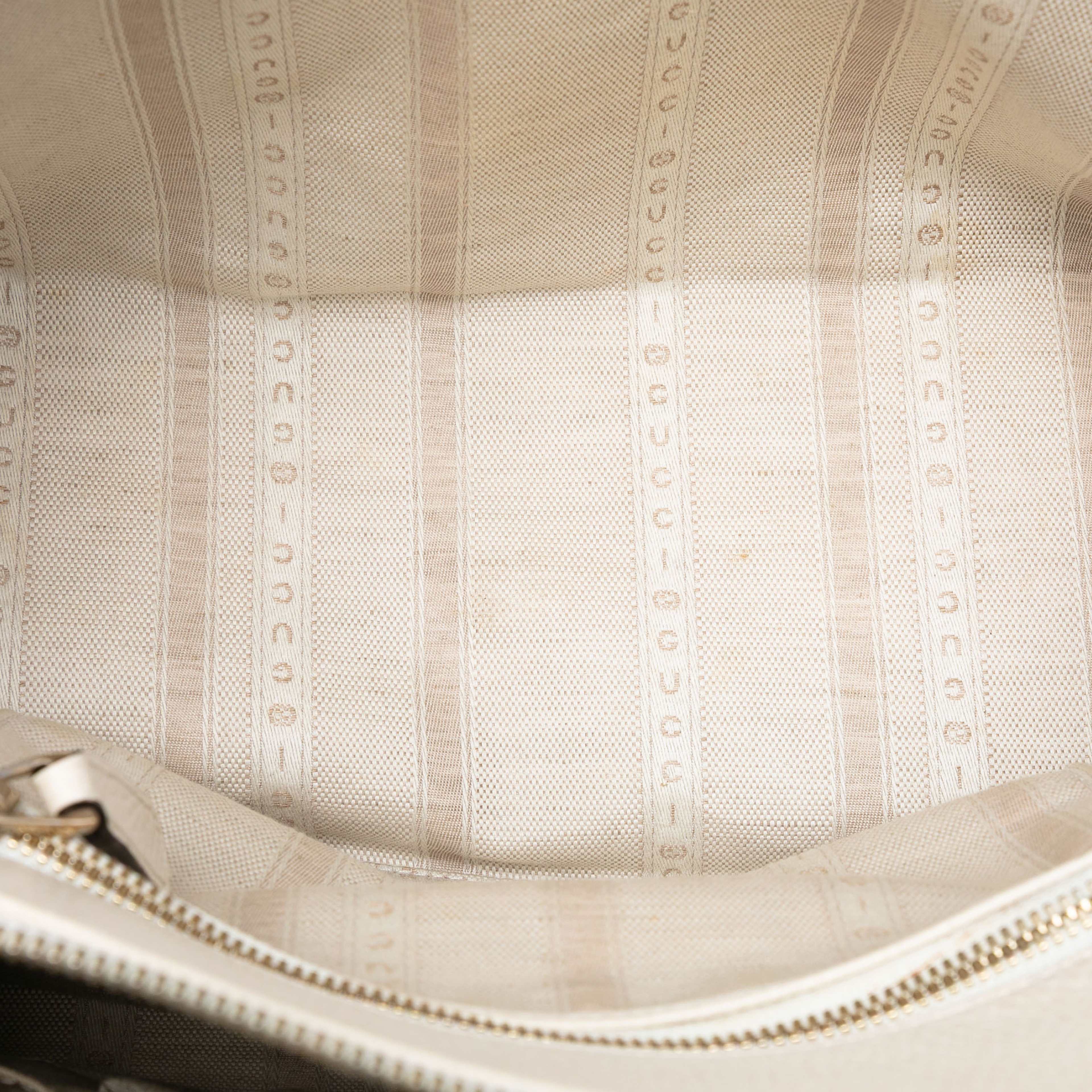 Gucci Calfskin Swing Top Handle Satchel, från Luxclusif, i färgen white. Klicka för att öppna bilden i stort format