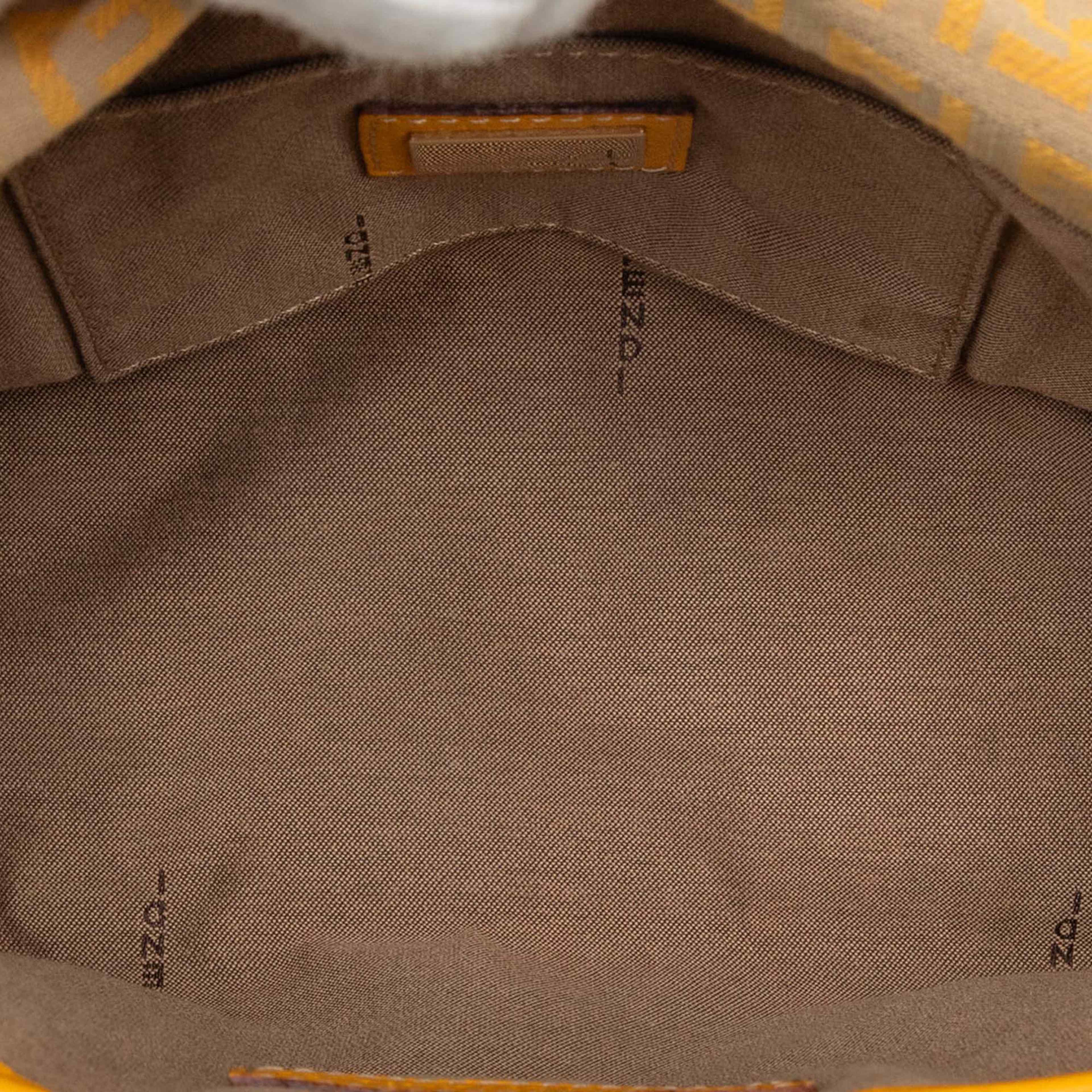Fendi Zucchino Canvas Handbag, från Luxclusif, i färgen beige. Klicka för att öppna bilden i stort format