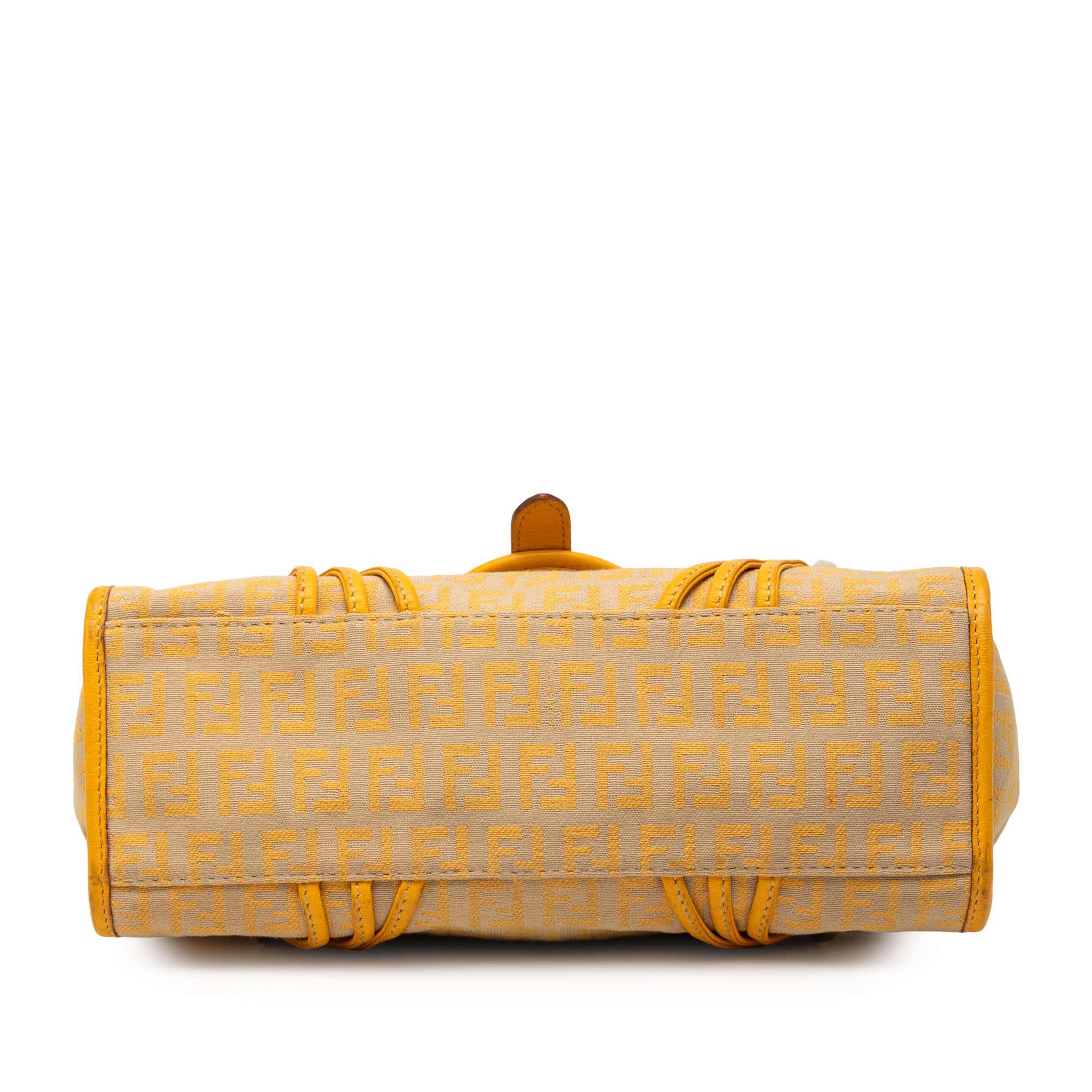 Fendi Zucchino Canvas Handbag, från Luxclusif, i färgen beige. Klicka för att öppna bilden i stort format