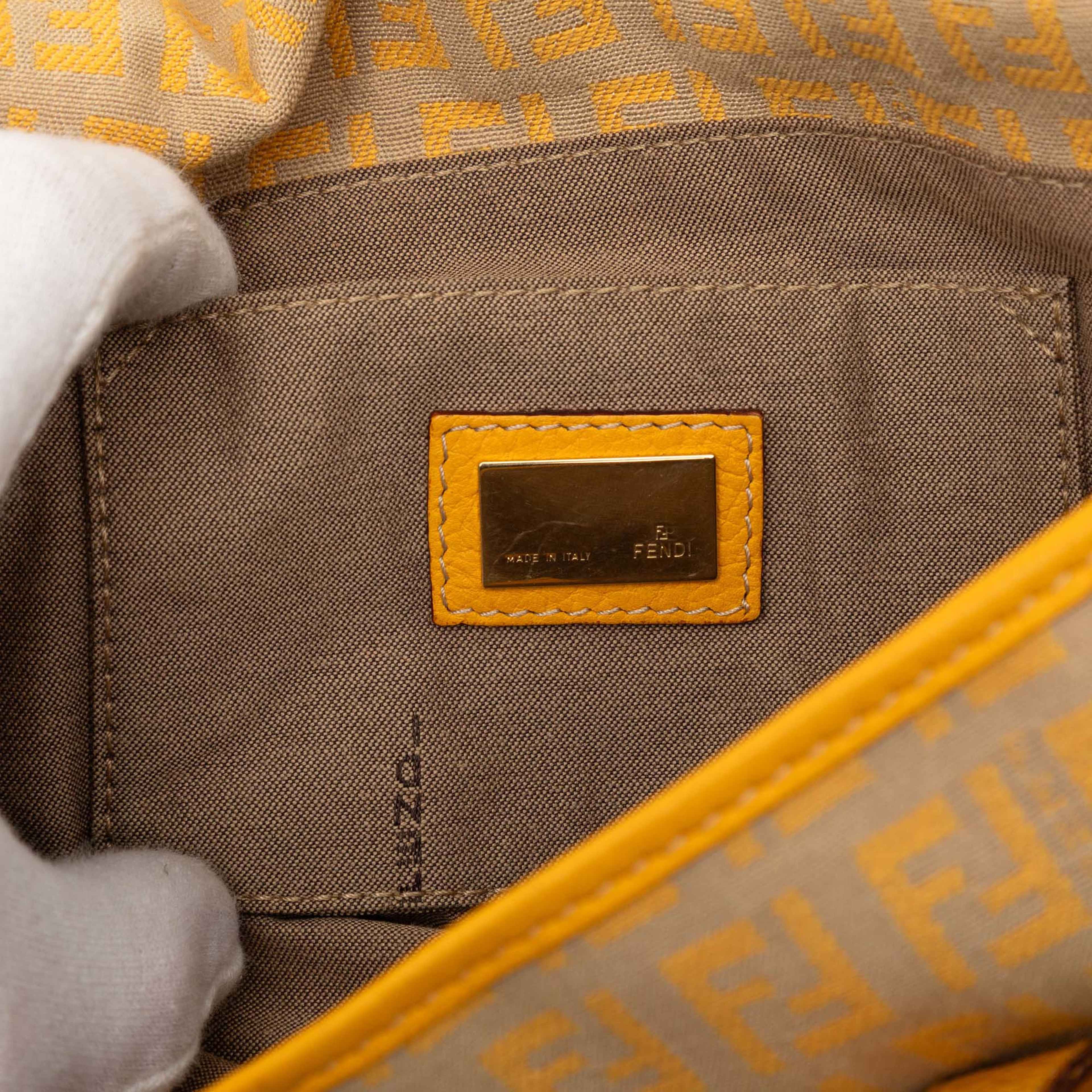 Fendi Zucchino Canvas Handbag, från Luxclusif, i färgen beige. Klicka för att öppna bilden i stort format