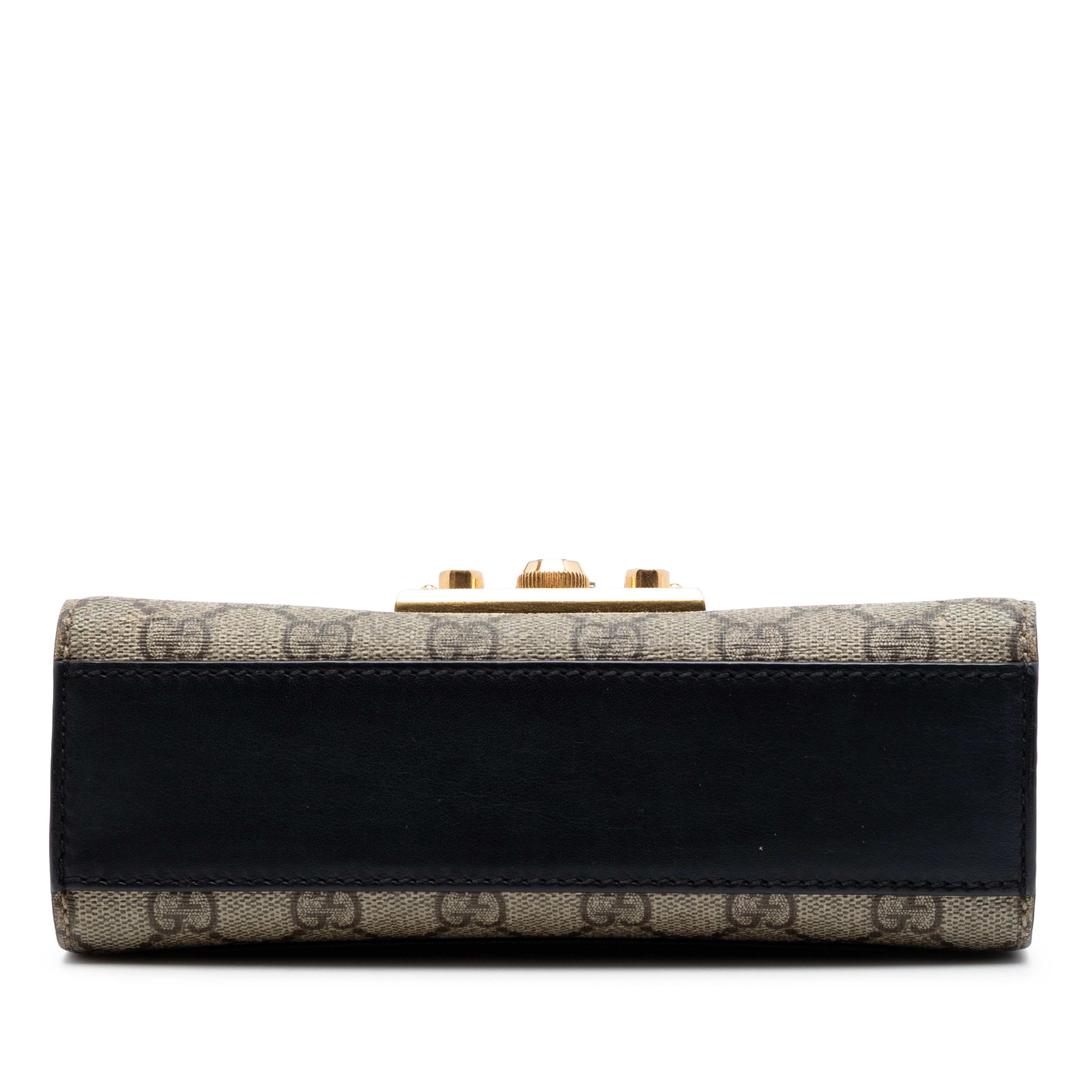 Gucci Small Gg Supreme Padlock Crossbody, från Luxclusif, i färgen beige. Klicka för att öppna bilden i stort format
