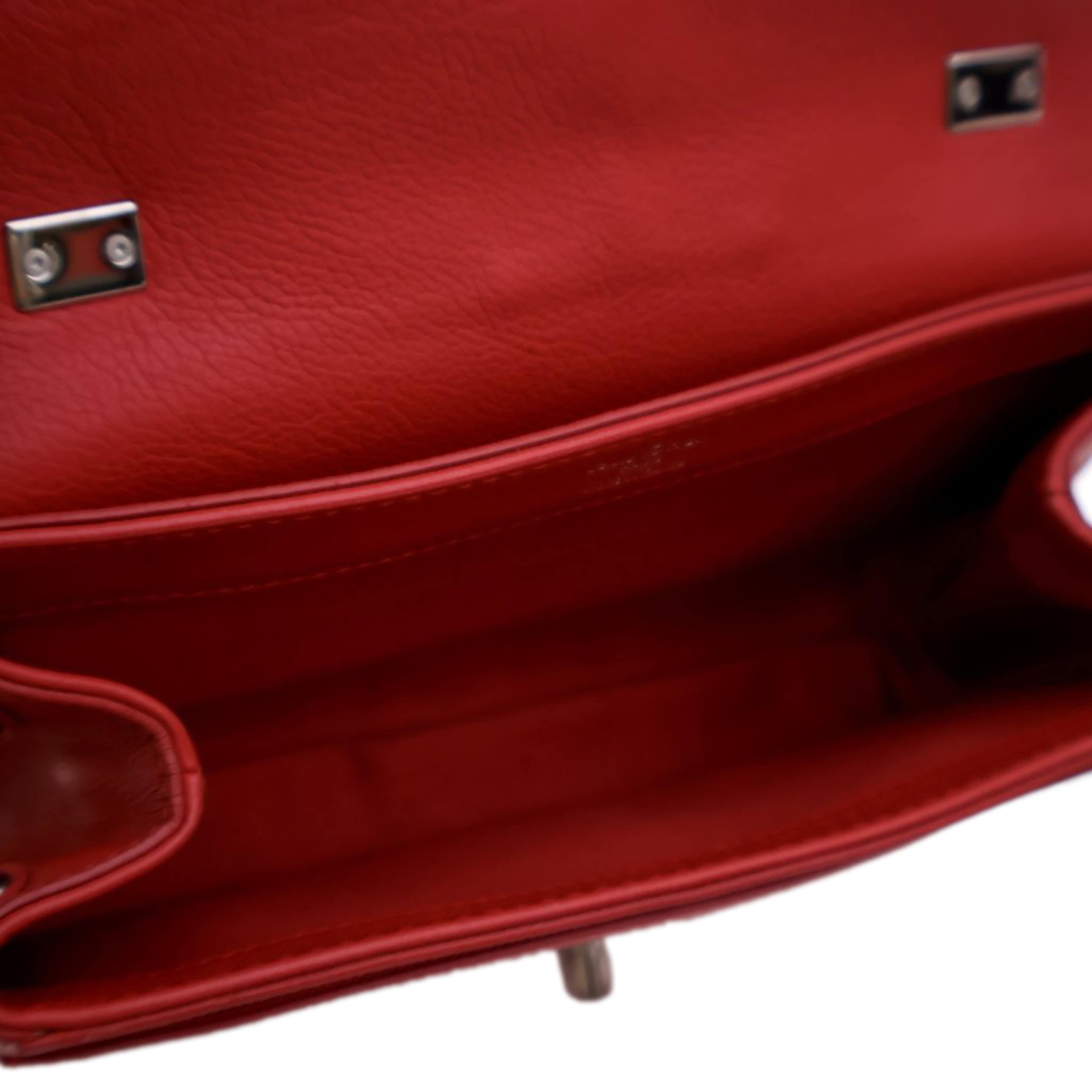 Louis Vuitton Leather Lockme Ii Bb, från Luxclusif, i färgen red. Klicka för att öppna bilden i stort format