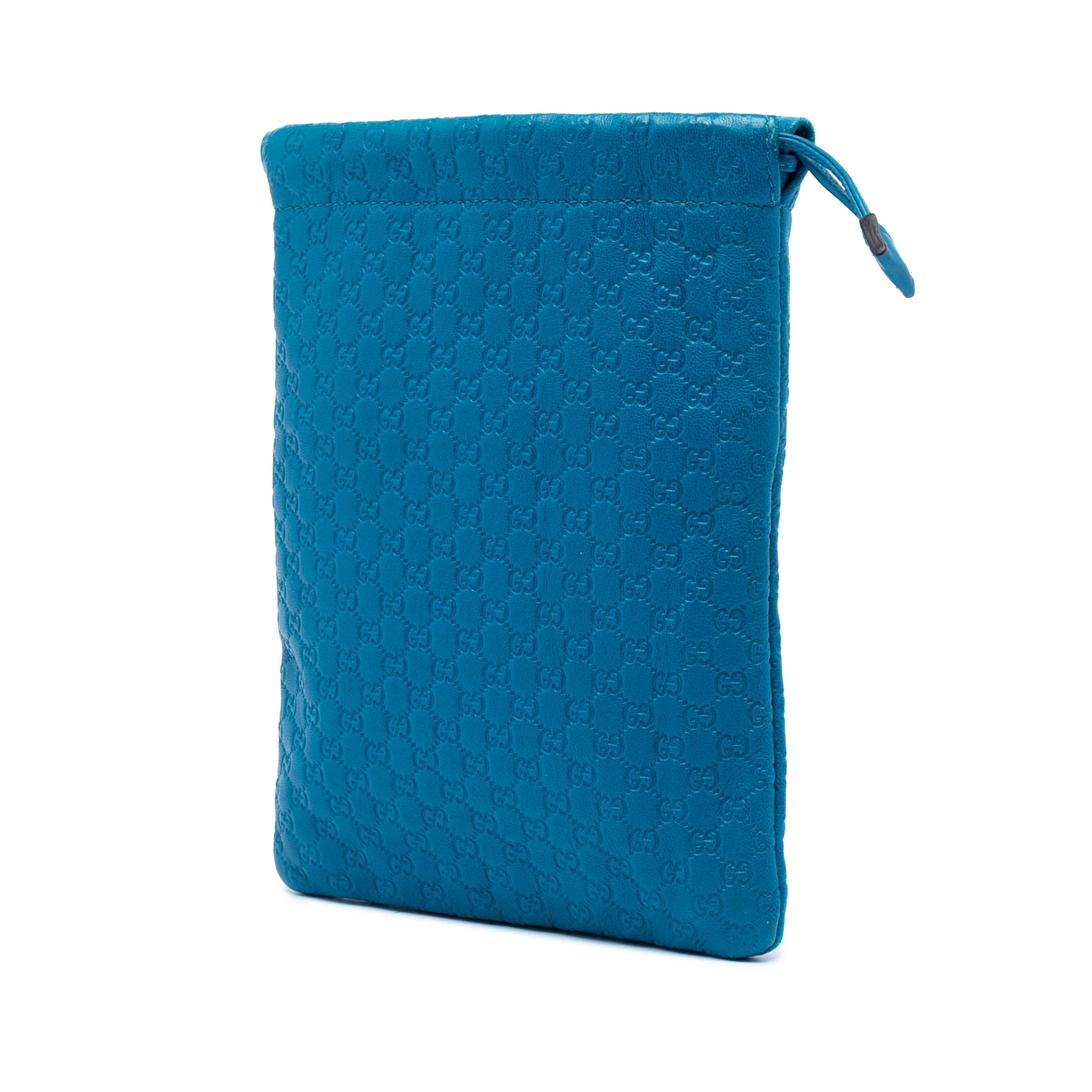 Gucci Microguccissima Drawstring Pouch, från Luxclusif, i färgen blå. Klicka för att öppna bilden i stort format