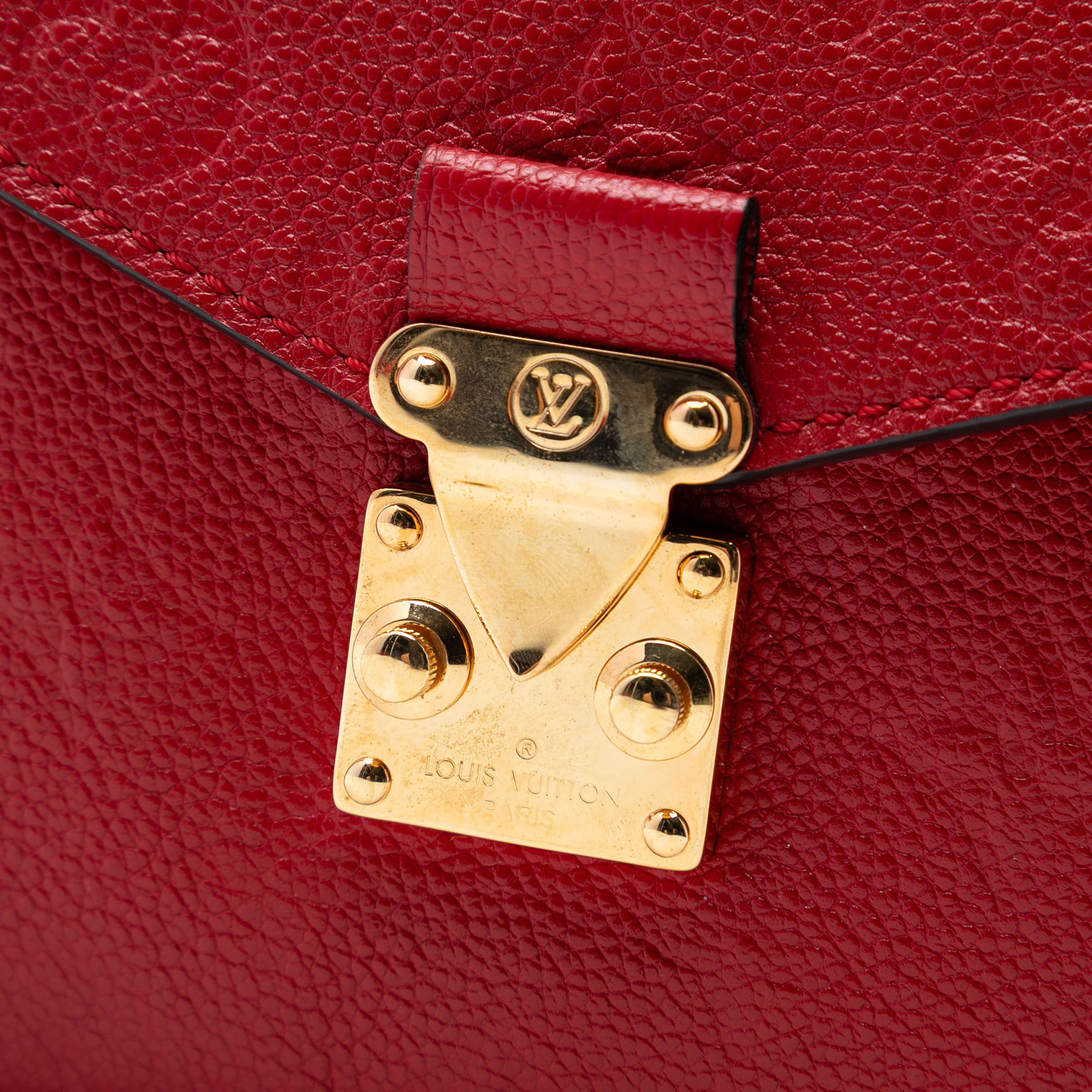 Louis Vuitton Monogram Empreinte Pochette Metis, från Luxclusif, i färgen red. Klicka för att öppna bilden i stort format