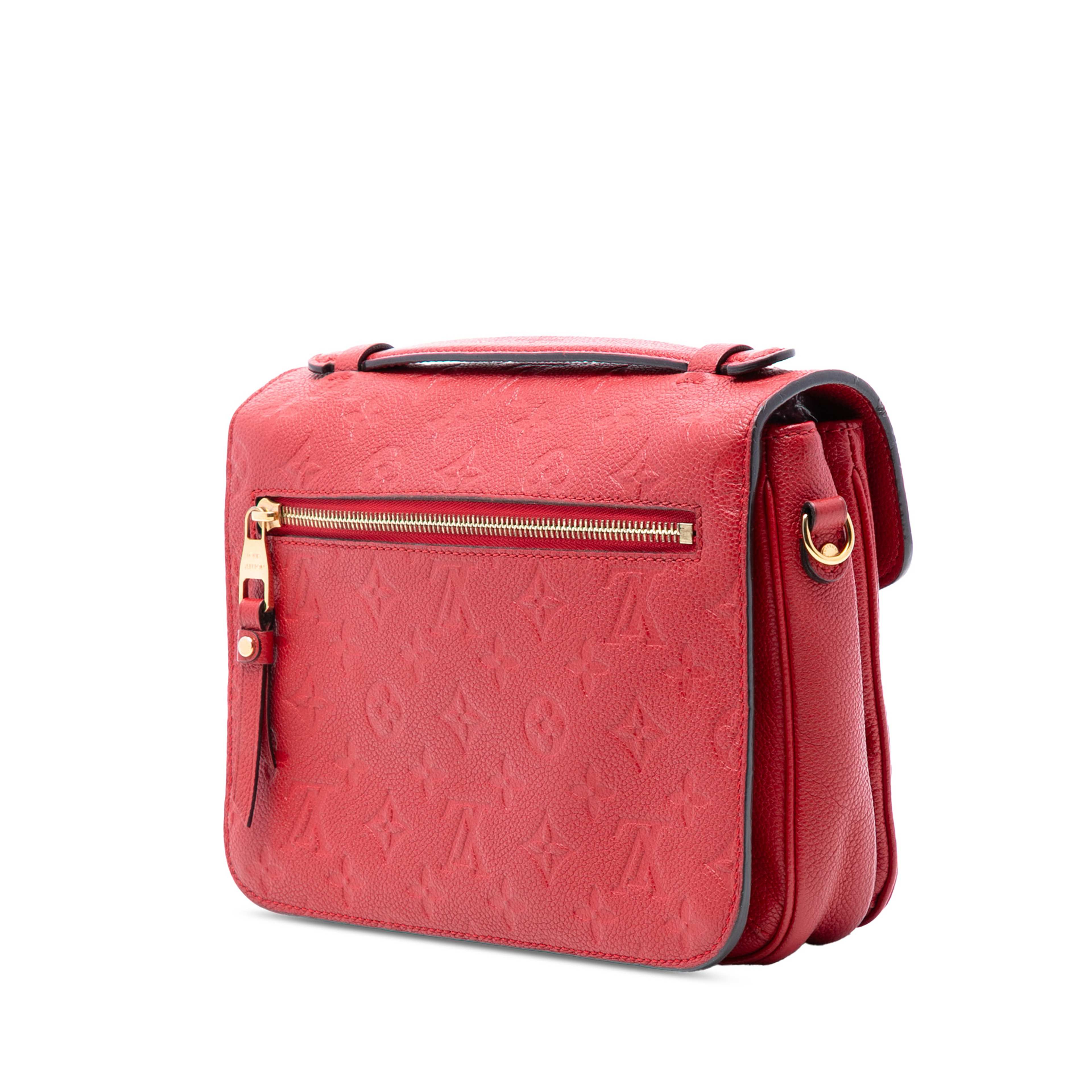 Louis Vuitton Monogram Empreinte Pochette Metis, från Luxclusif, i färgen red. Klicka för att öppna bilden i stort format