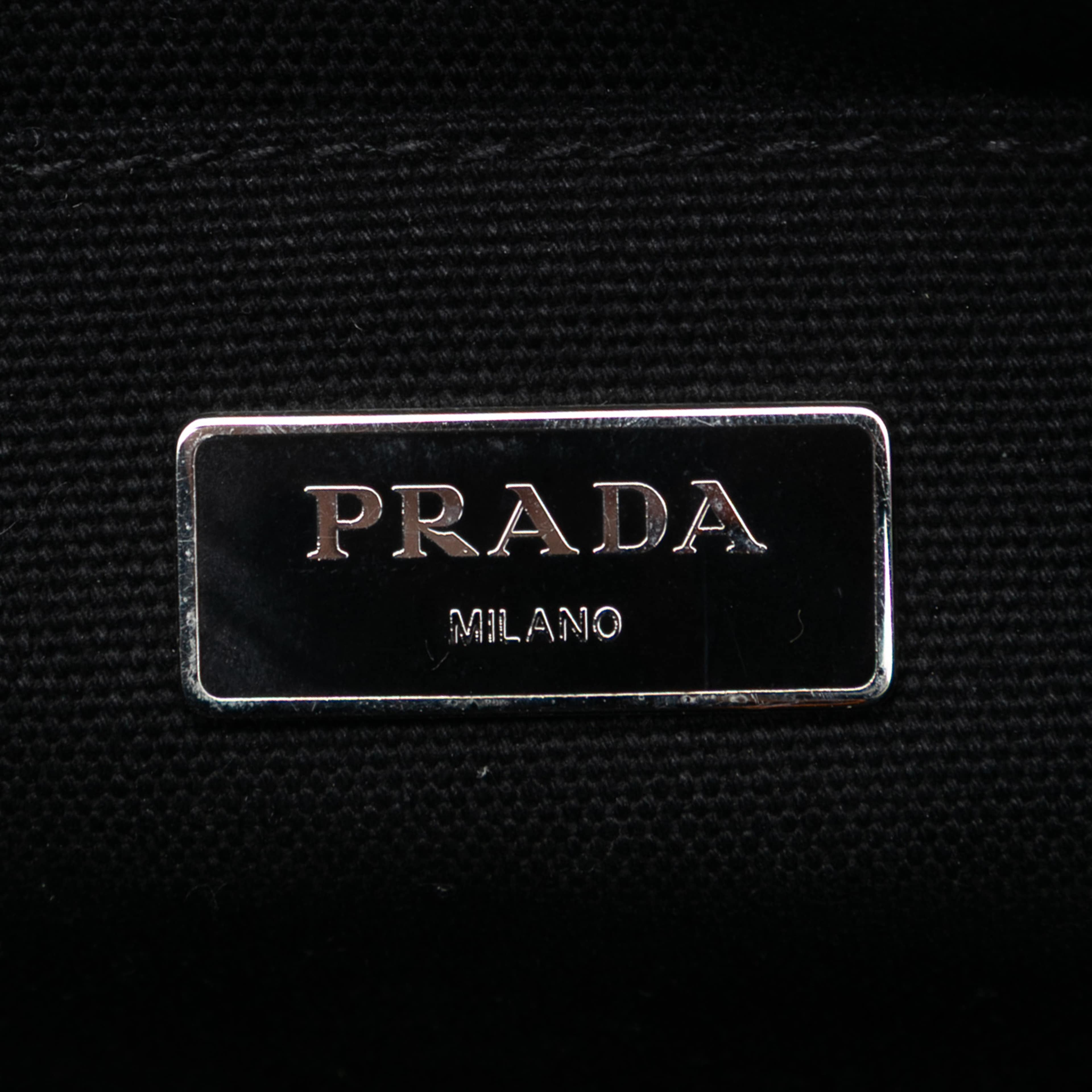 Prada Canvas Canapa Mistolino Tote, från Luxclusif, i färgen light beige. Klicka för att öppna bilden i stort format