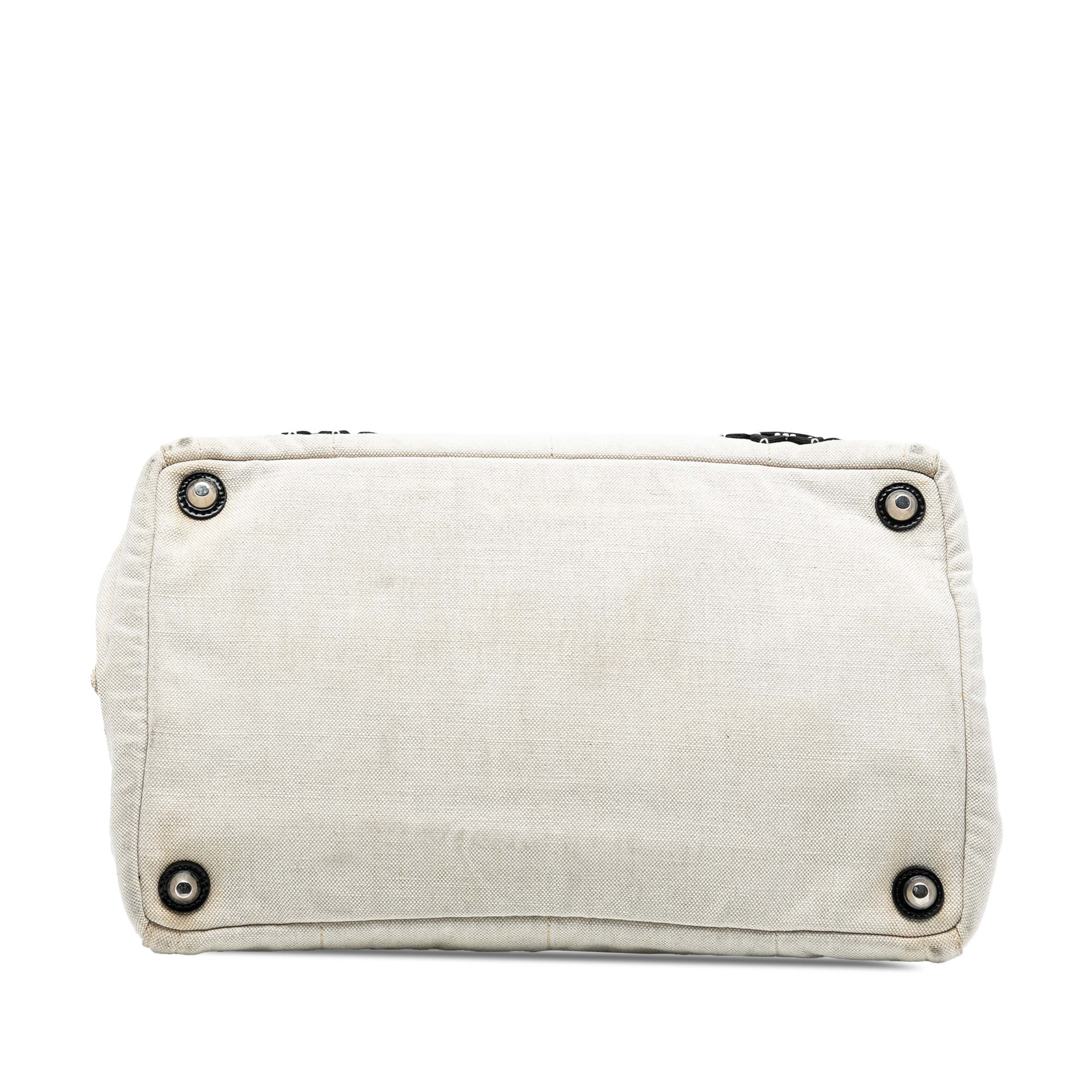 Prada Canvas Canapa Mistolino Tote, från Luxclusif, i färgen light beige. Klicka för att öppna bilden i stort format