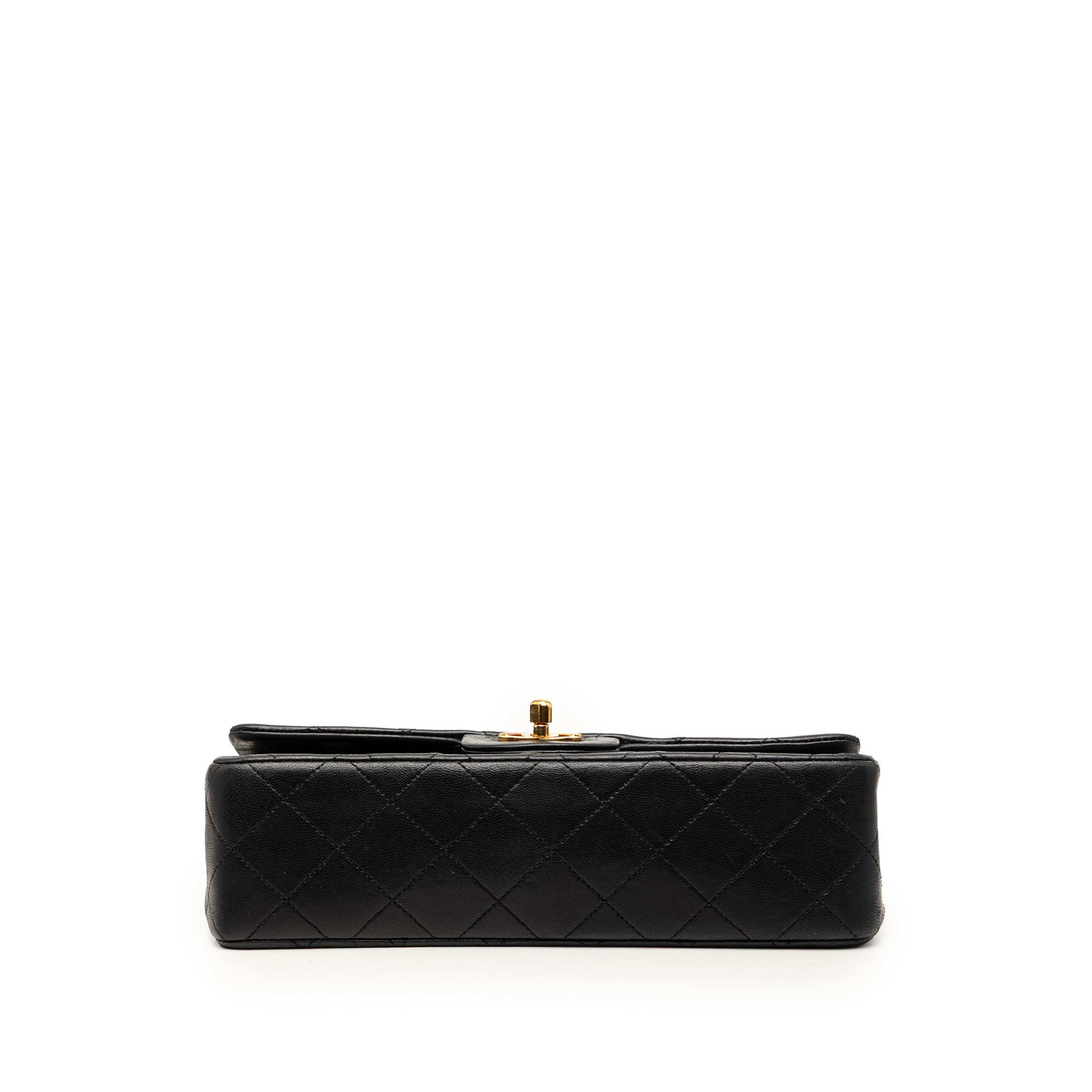 Chanel Small Classic Lambskin Double Flap, från Luxclusif, i färgen svart. Klicka för att öppna bilden i stort format