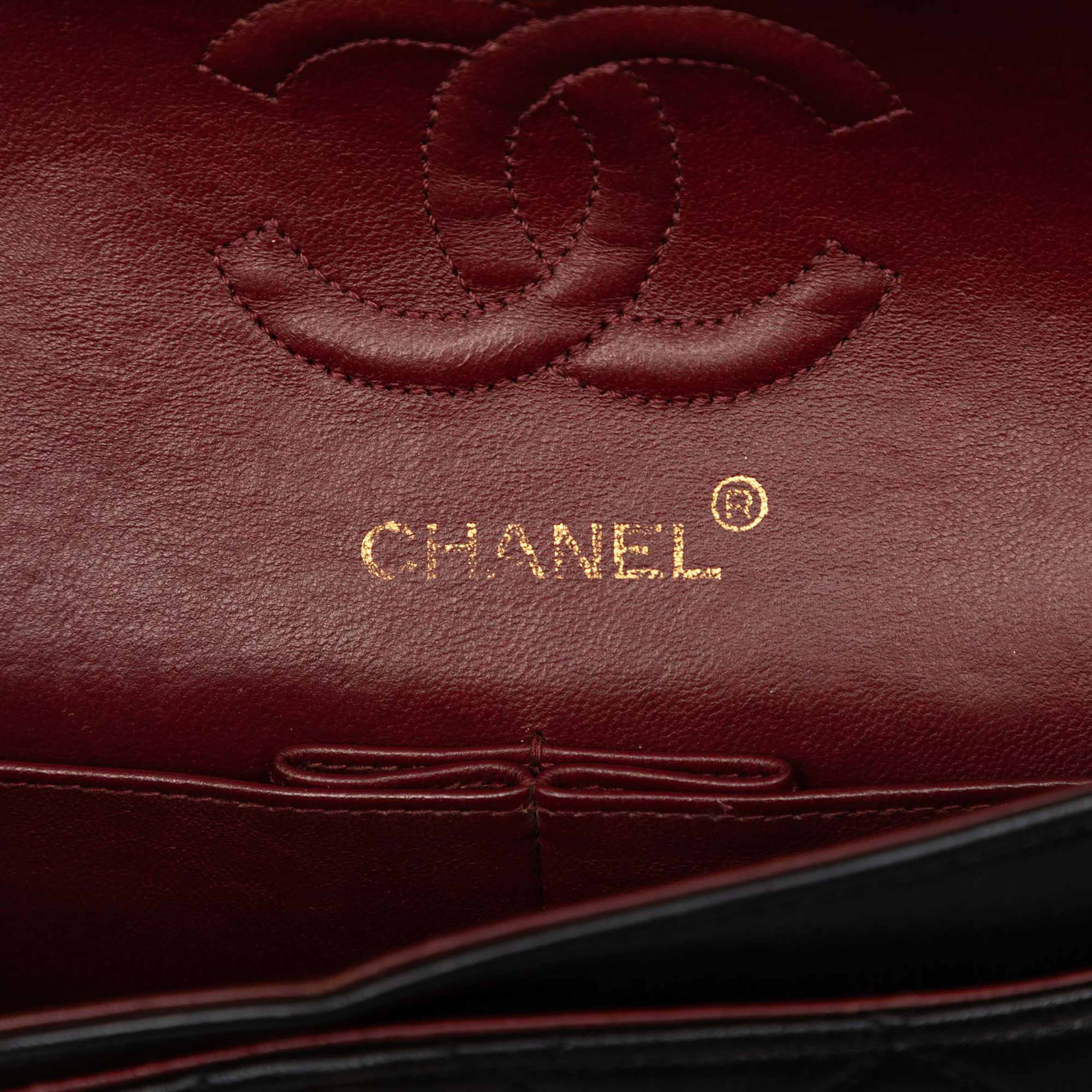 Chanel Small Classic Lambskin Double Flap, från Luxclusif, i färgen black. Klicka för att öppna bilden i stort format