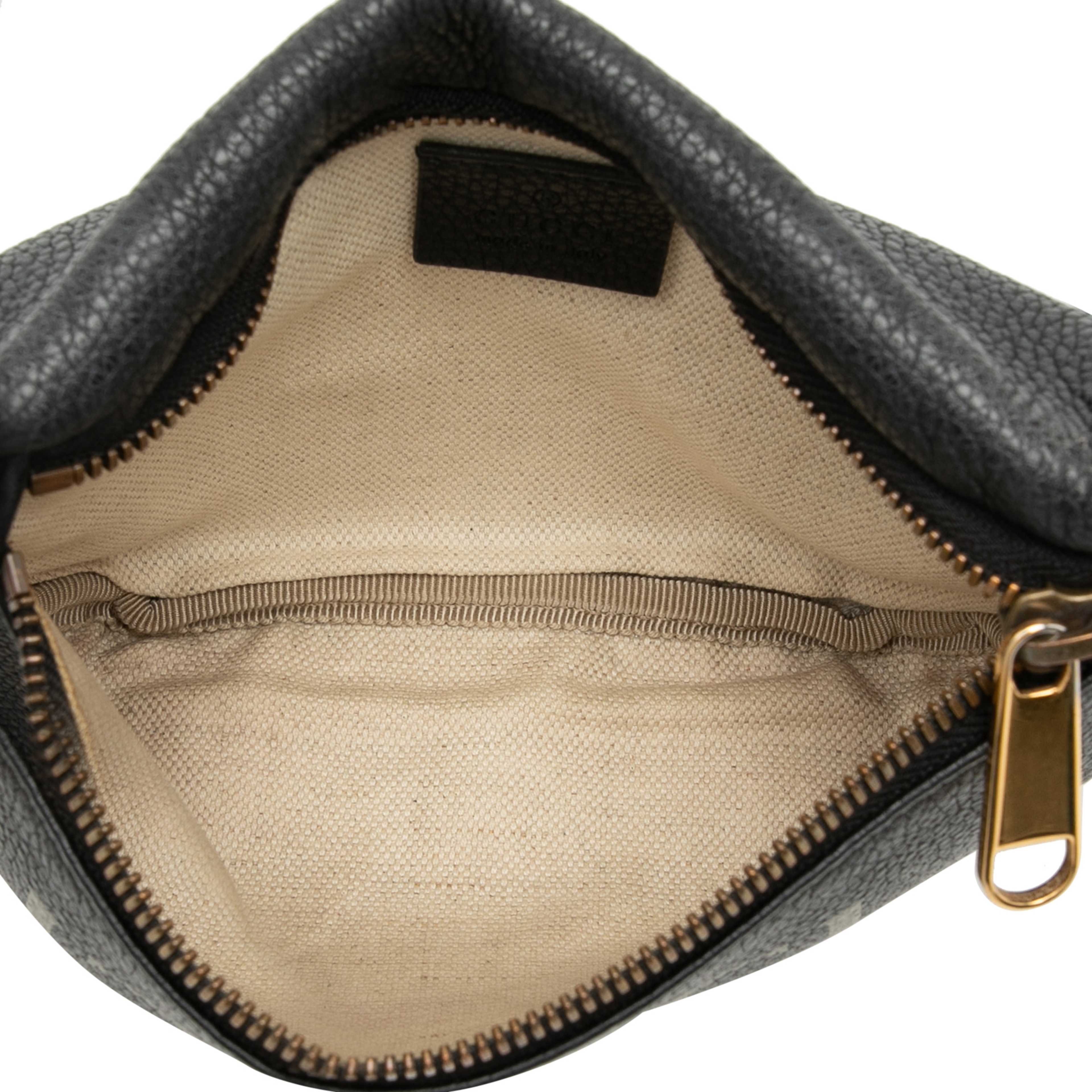 Gucci Small Grained Calfskin Logo Belt Bag, från Luxclusif, i färgen black. Klicka för att öppna bilden i stort format