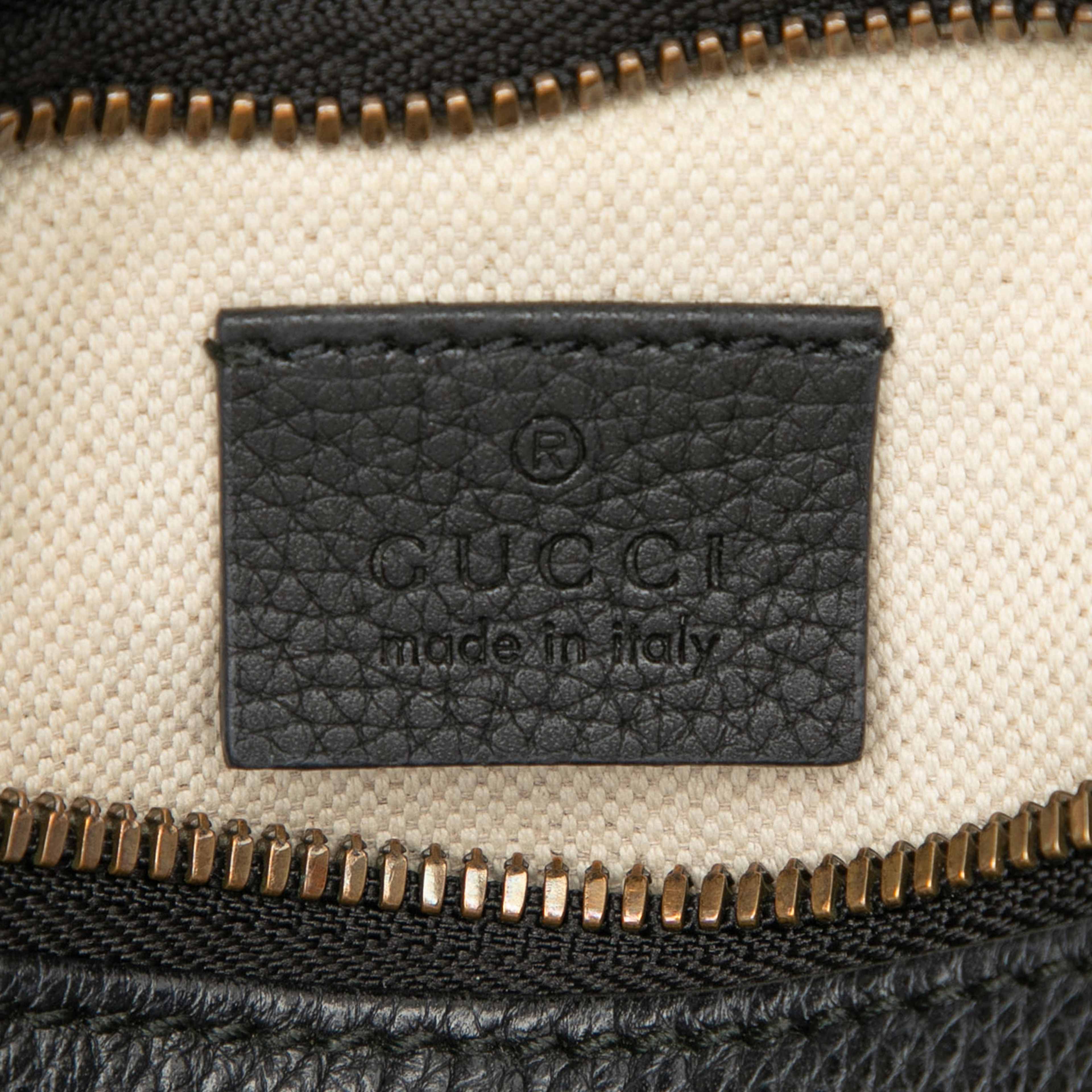 Gucci Small Grained Calfskin Logo Belt Bag, från Luxclusif, i färgen black. Klicka för att öppna bilden i stort format