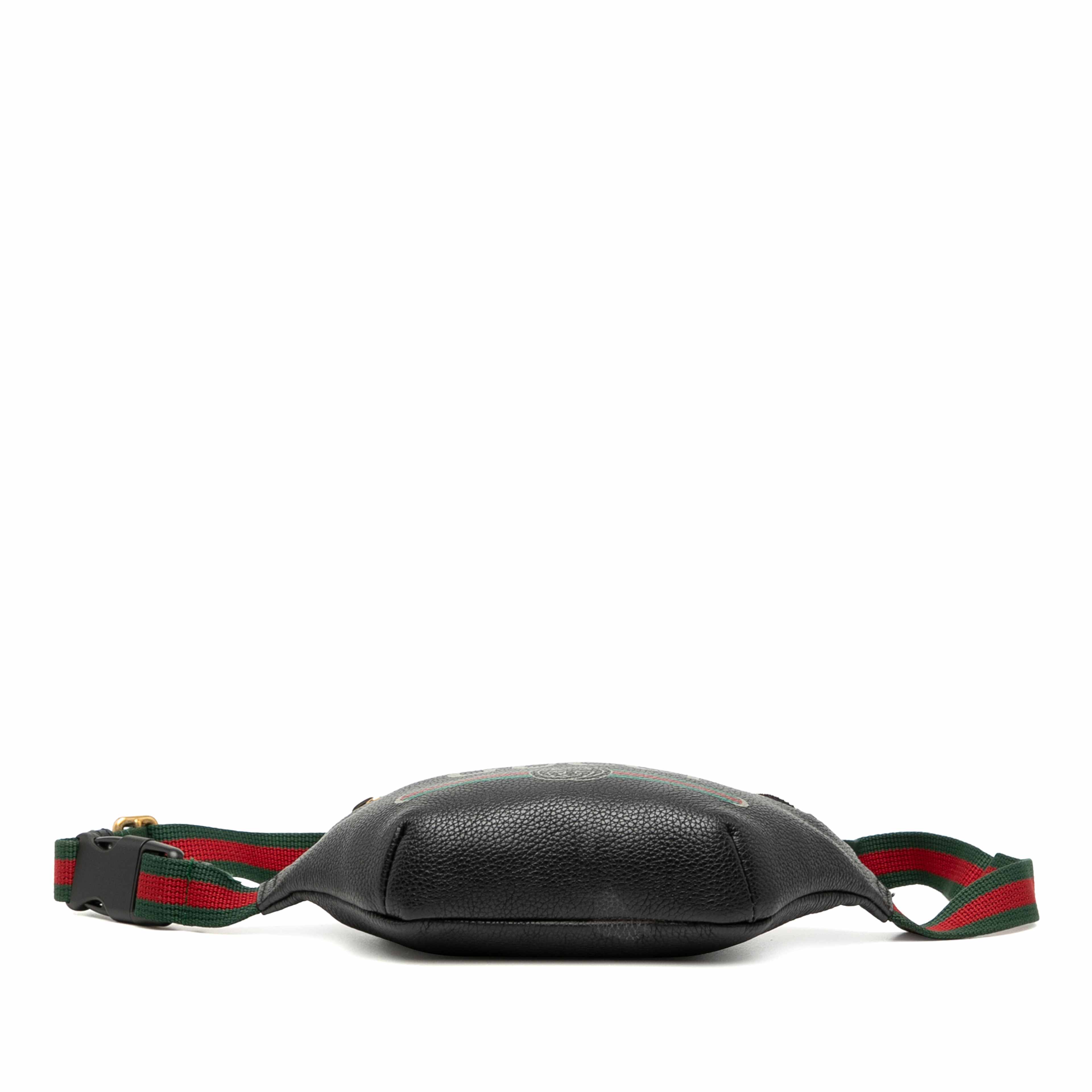 Gucci Small Grained Calfskin Logo Belt Bag, från Luxclusif, i färgen black. Klicka för att öppna bilden i stort format