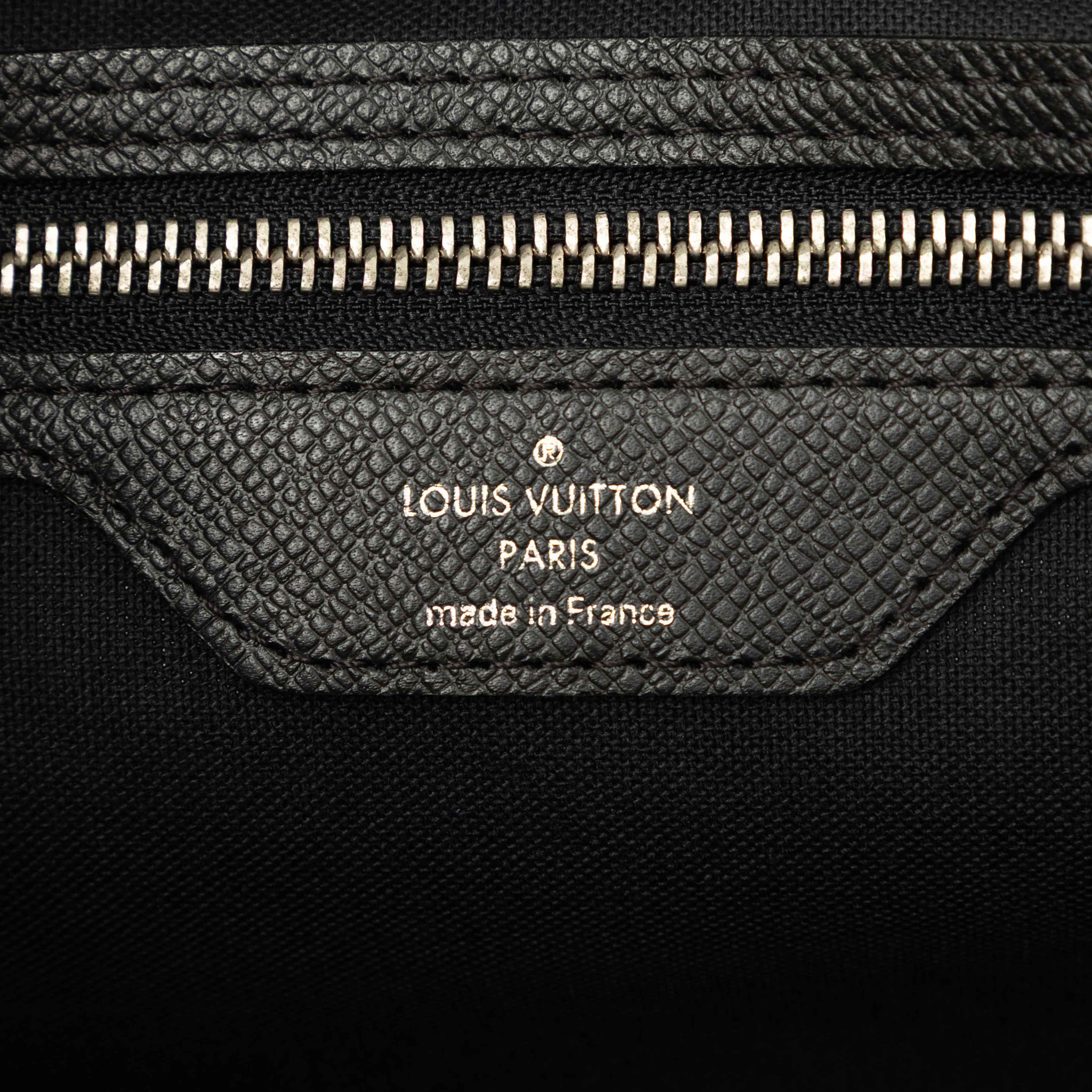Louis Vuitton Taiga Roman Mm, från Luxclusif, i färgen svart. Klicka för att öppna bilden i stort format