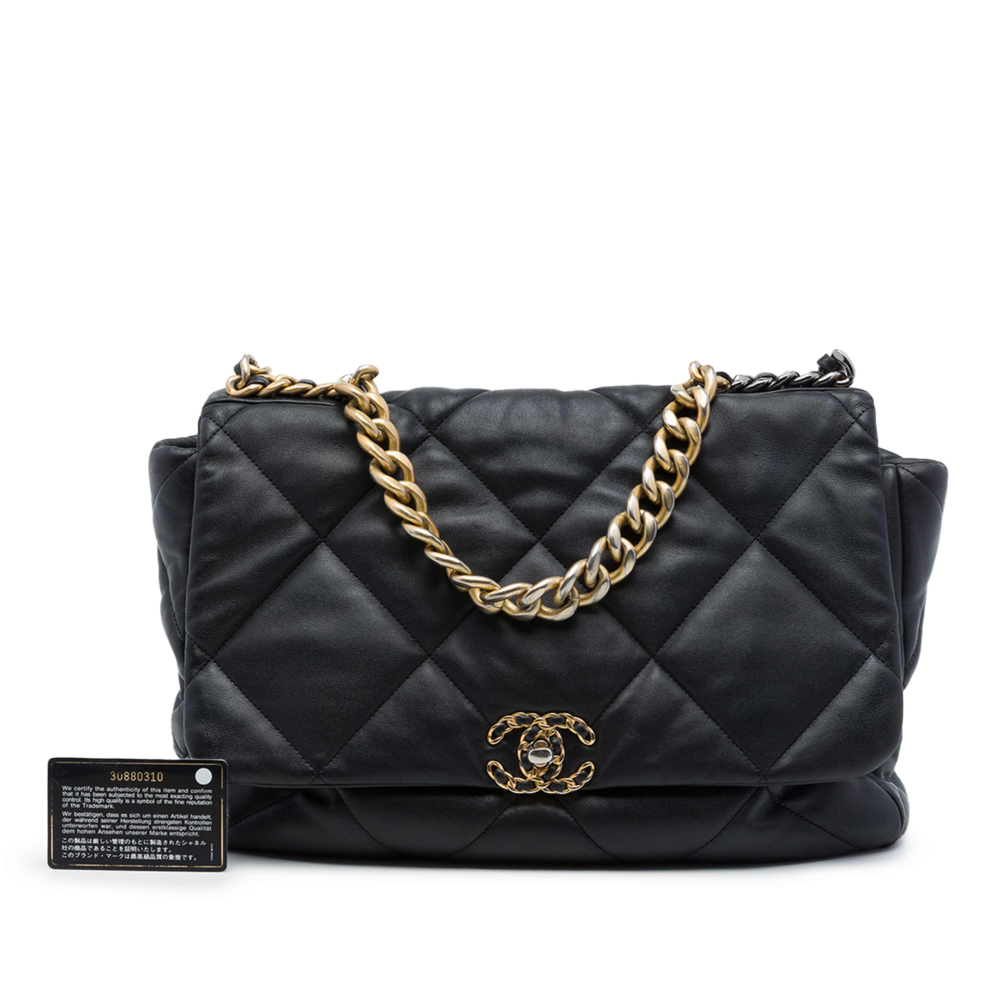 Chanel Maxi Lambskin 19 Flap, från Luxclusif, i färgen svart. Klicka för att öppna bilden i stort format
