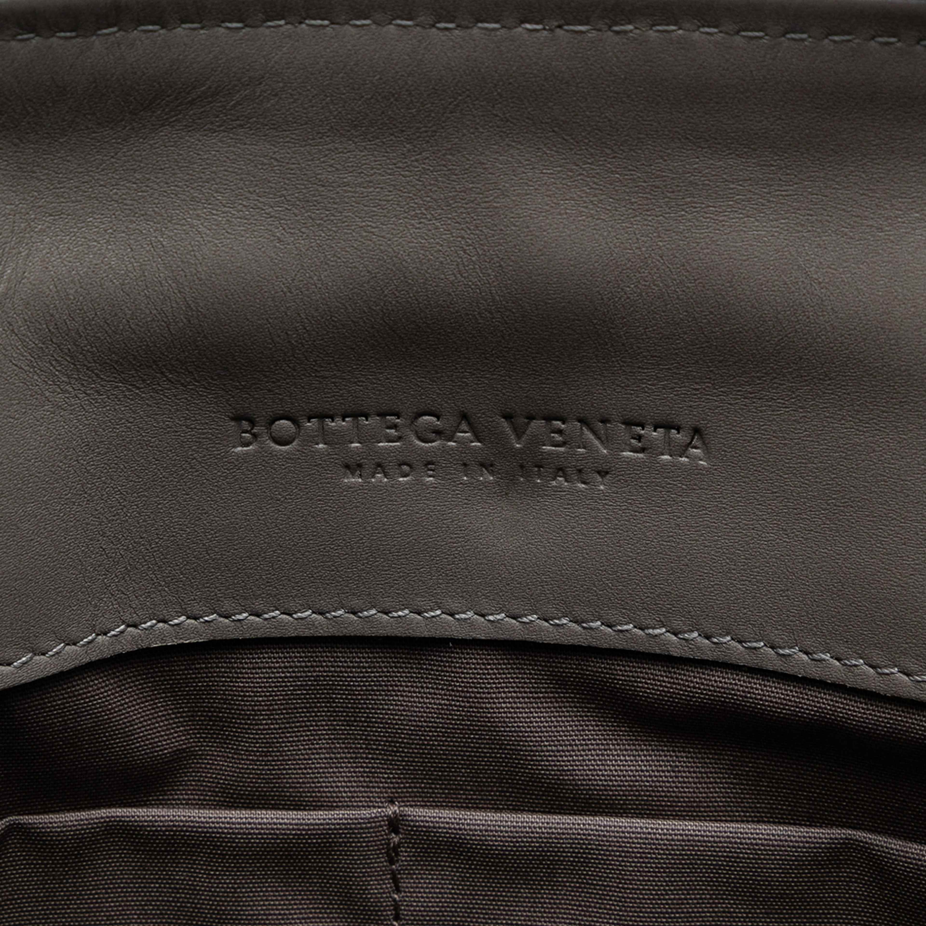 Bottega Veneta Nappa Intrecciato Clutch, från Luxclusif, i färgen gray. Klicka för att öppna bilden i stort format