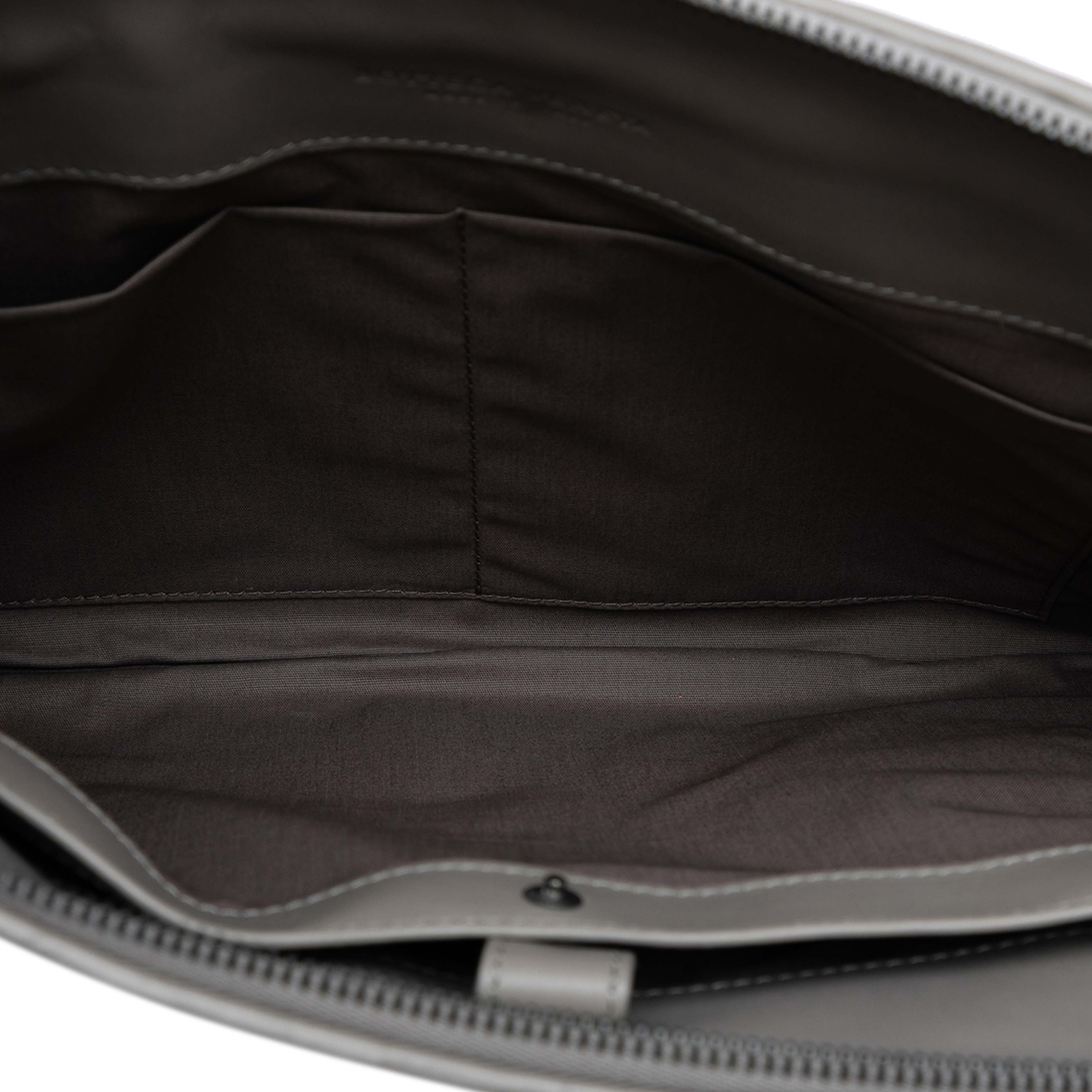 Bottega Veneta Nappa Intrecciato Clutch, från Luxclusif, i färgen gray. Klicka för att öppna bilden i stort format