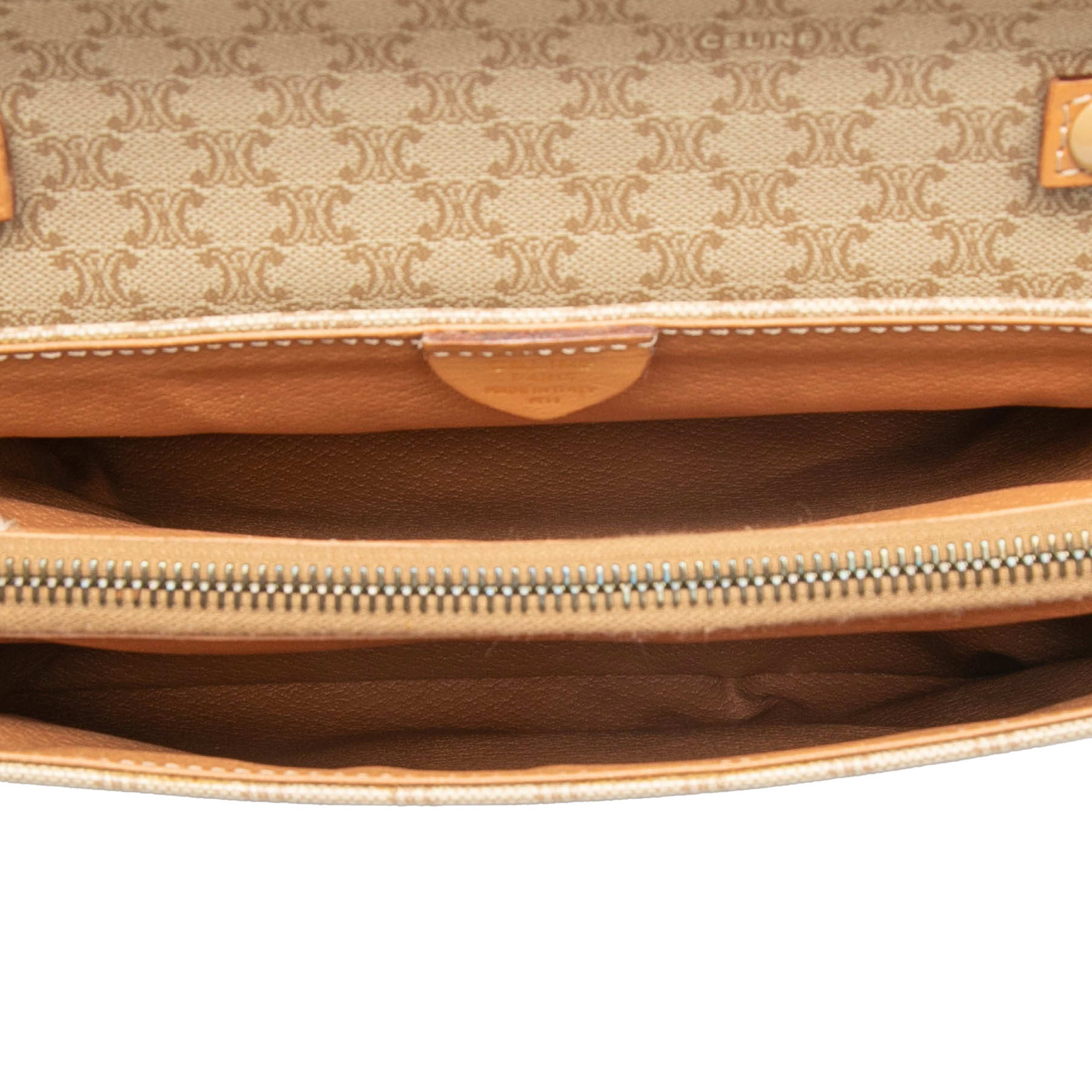 Celine Macadam Coated Canvas Crossbody, från Luxclusif, i färgen beige. Klicka för att öppna bilden i stort format