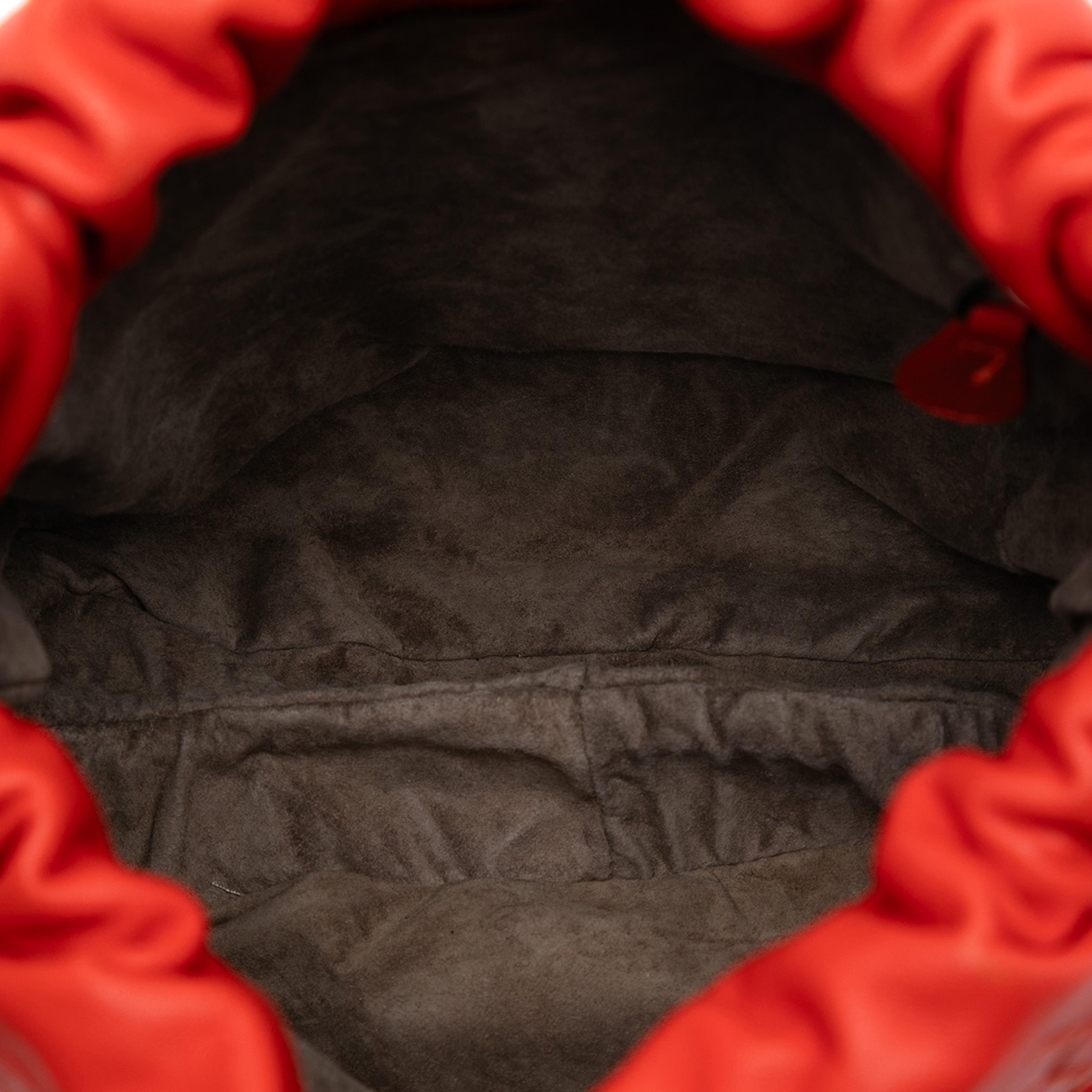 Bottega Veneta Nappa Intrecciato Drawstring Crossbody, från Luxclusif, i färgen red orange. Klicka för att öppna bilden i stort format