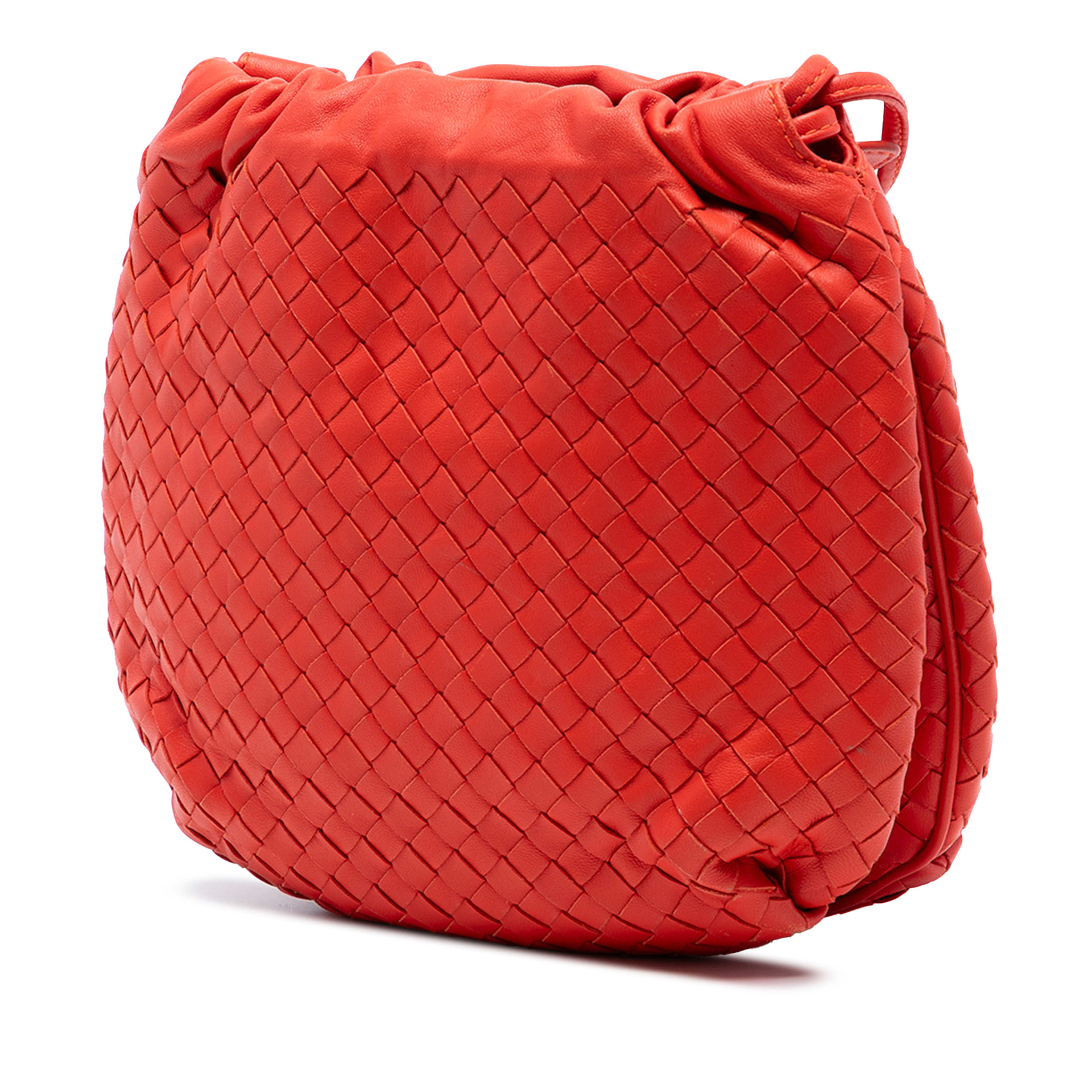 Bottega Veneta Nappa Intrecciato Drawstring Crossbody, från Luxclusif, i färgen red orange. Klicka för att öppna bilden i stort format
