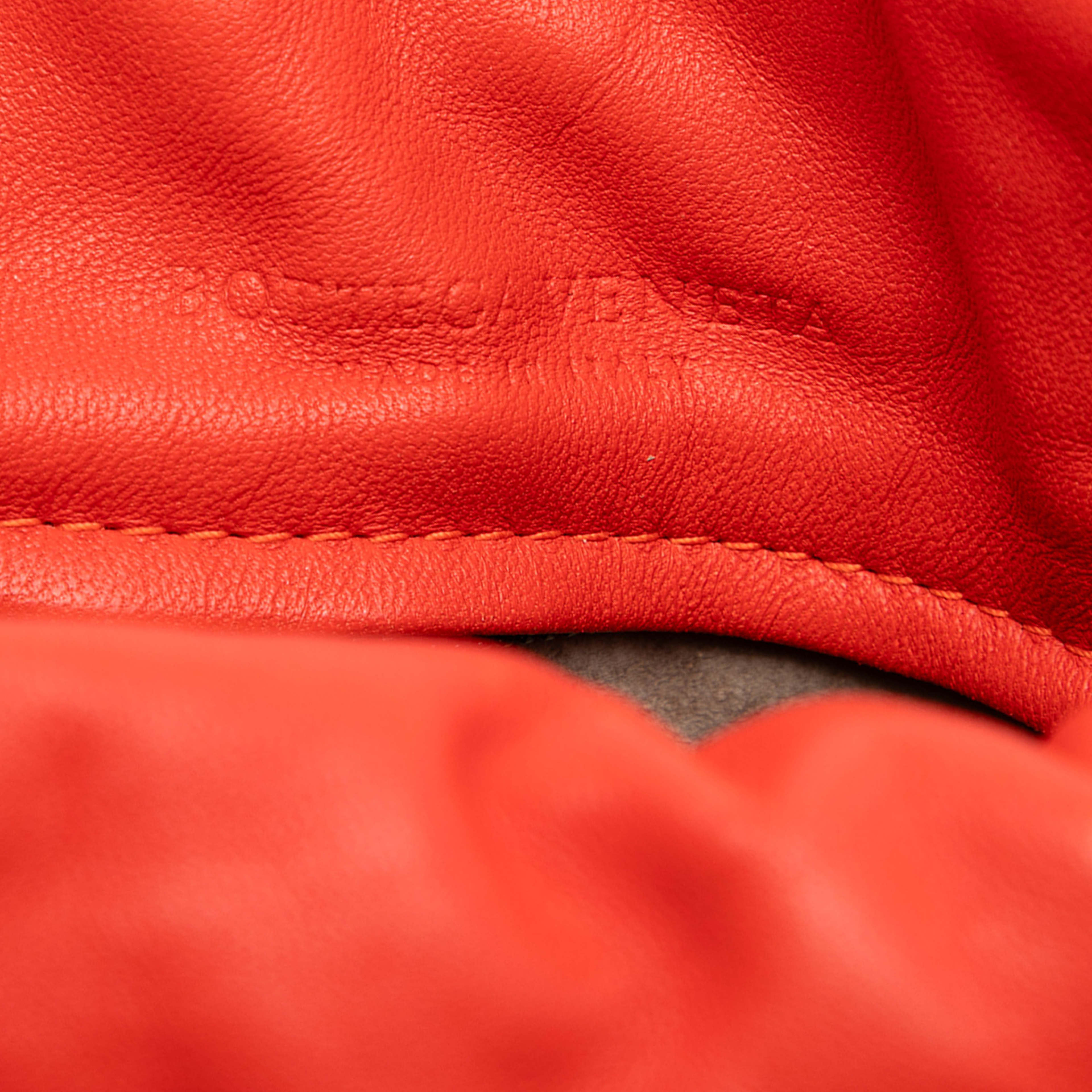 Bottega Veneta Nappa Intrecciato Drawstring Crossbody, från Luxclusif, i färgen red orange. Klicka för att öppna bilden i stort format