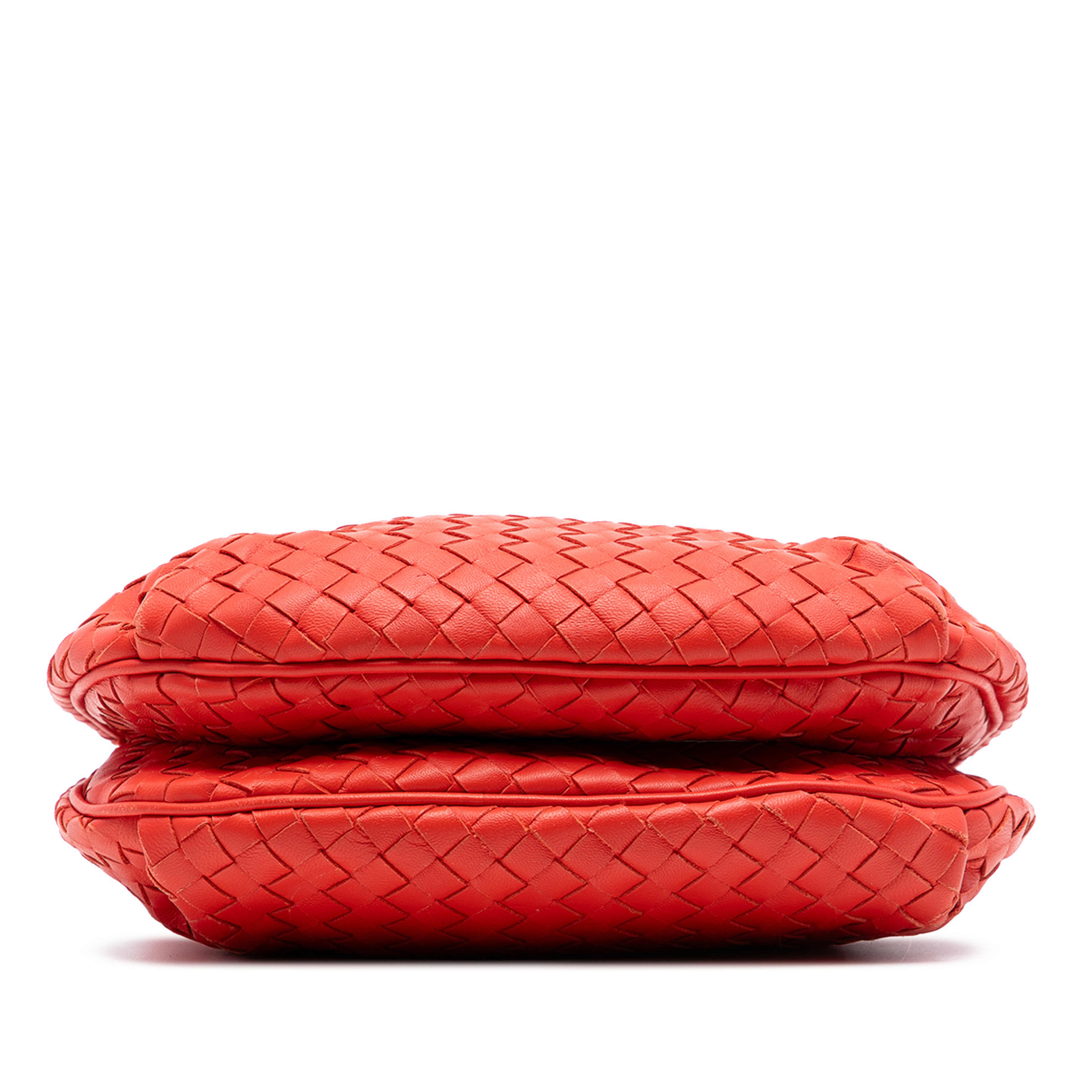 Bottega Veneta Nappa Intrecciato Drawstring Crossbody, från Luxclusif, i färgen red orange. Klicka för att öppna bilden i stort format