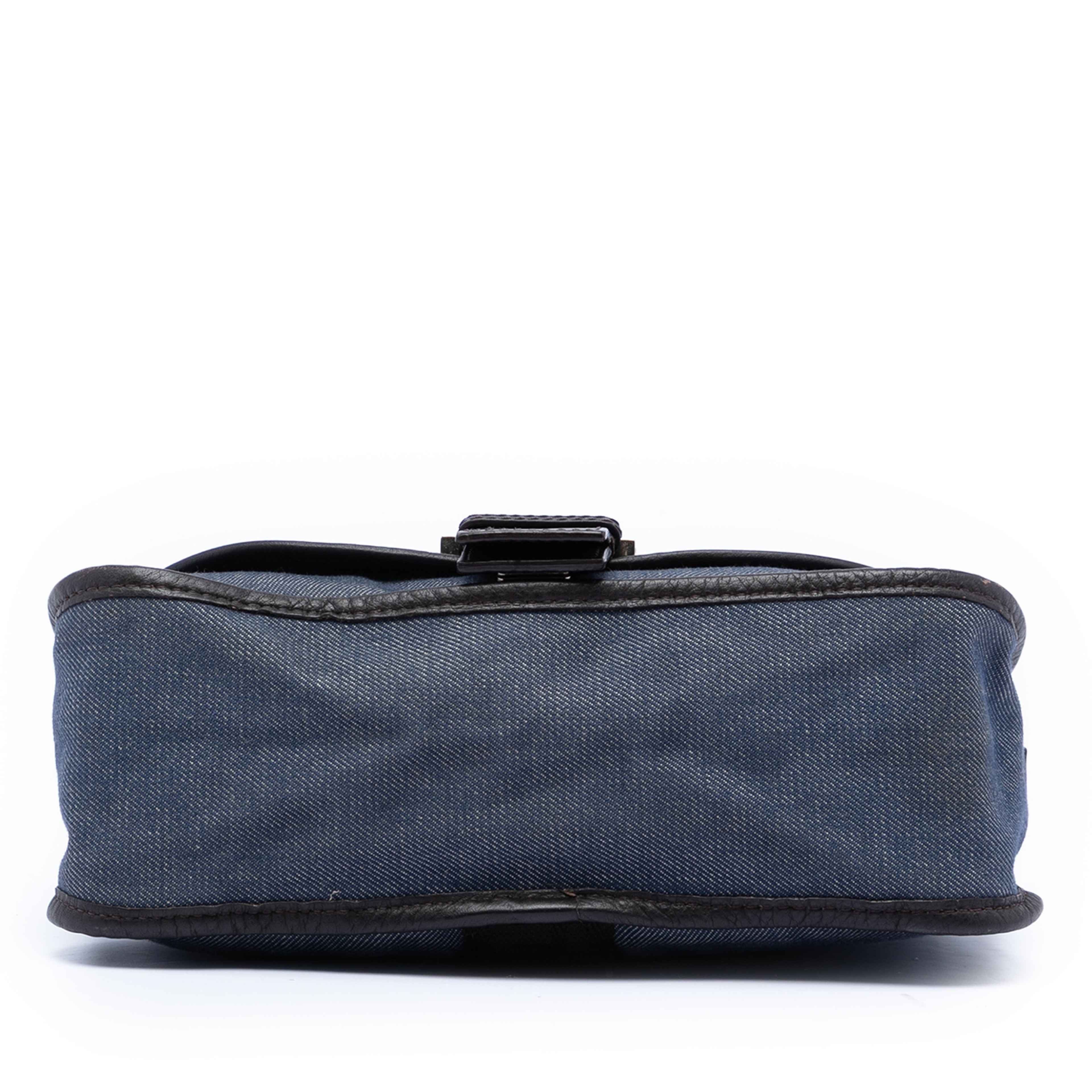 Fendi Zucca Trimmed Denim Buckle Flap, från Luxclusif, i färgen denim. Klicka för att öppna bilden i stort format