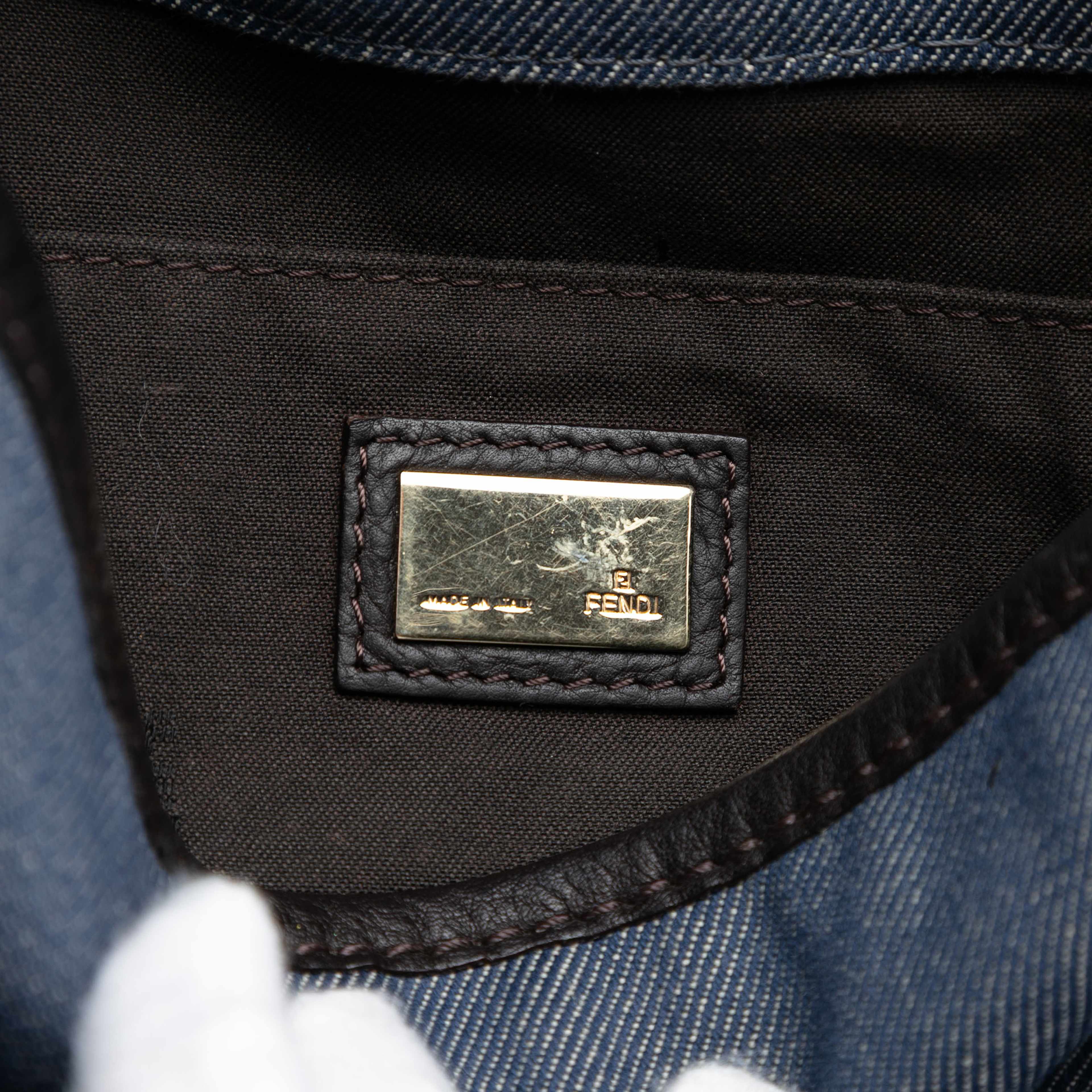 Fendi Zucca Trimmed Denim Buckle Flap, från Luxclusif, i färgen denim. Klicka för att öppna bilden i stort format