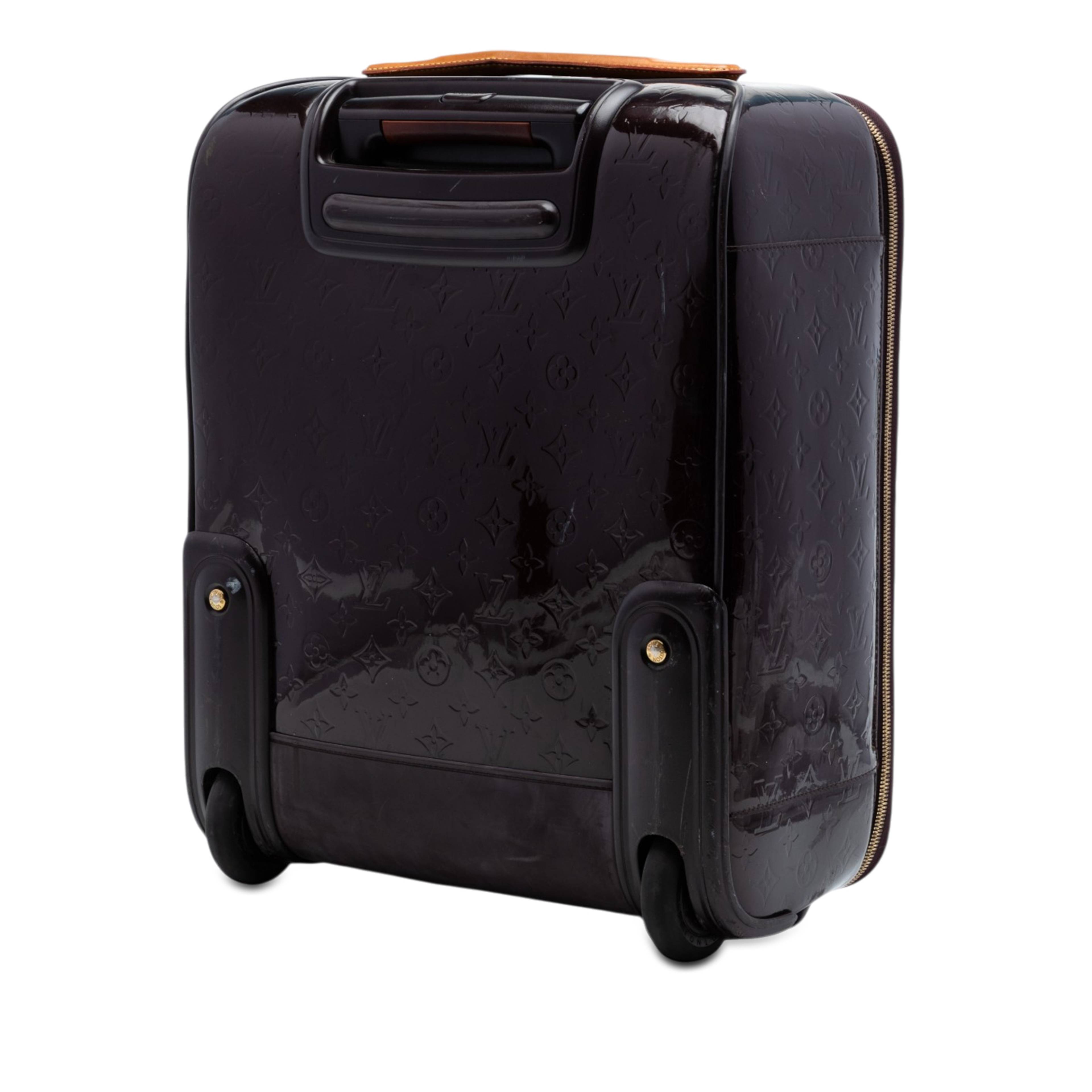Louis Vuitton Monogram Vernis Pegase 45, från Luxclusif, i färgen purple. Klicka för att öppna bilden i stort format