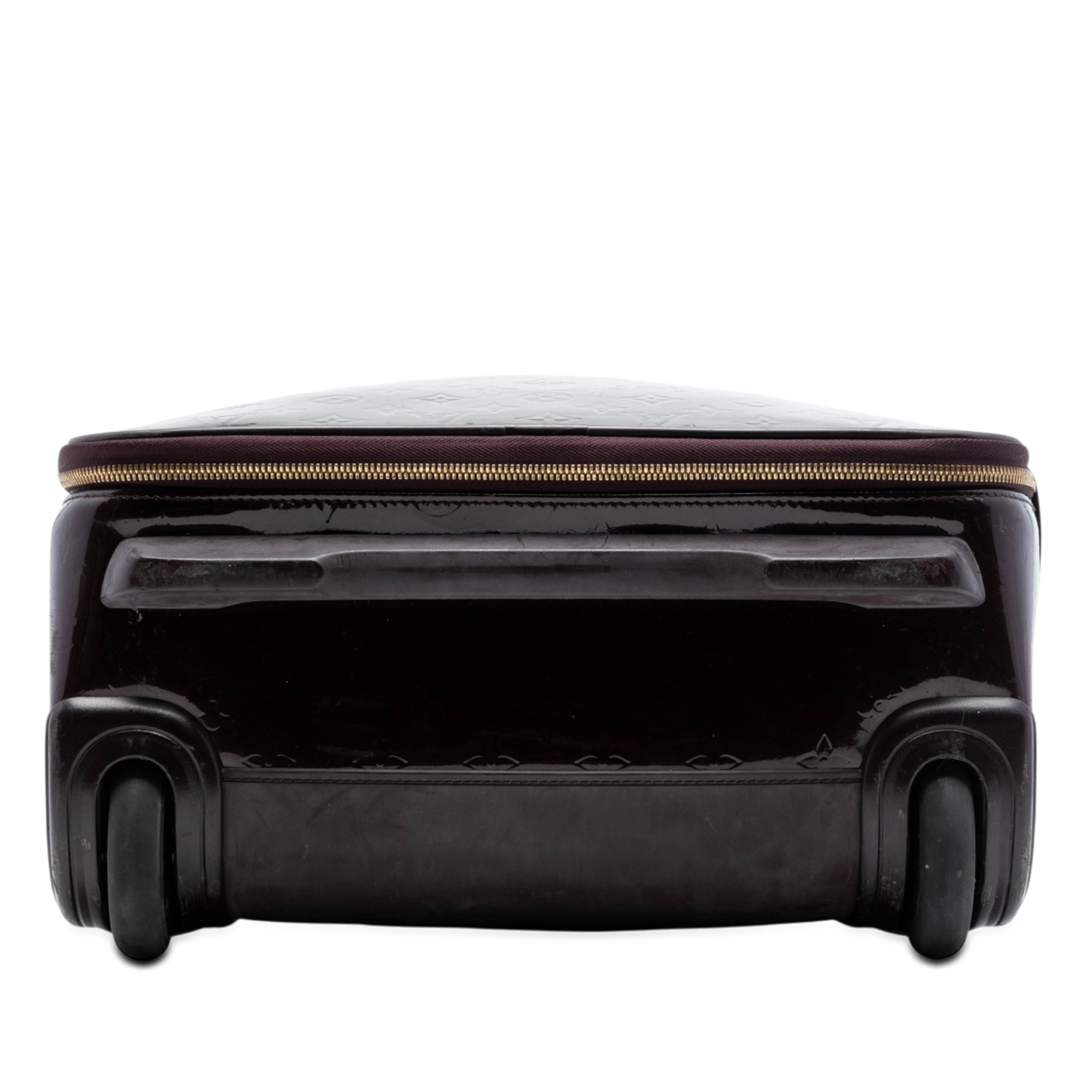Louis Vuitton Monogram Vernis Pegase 45, från Luxclusif, i färgen purple. Klicka för att öppna bilden i stort format