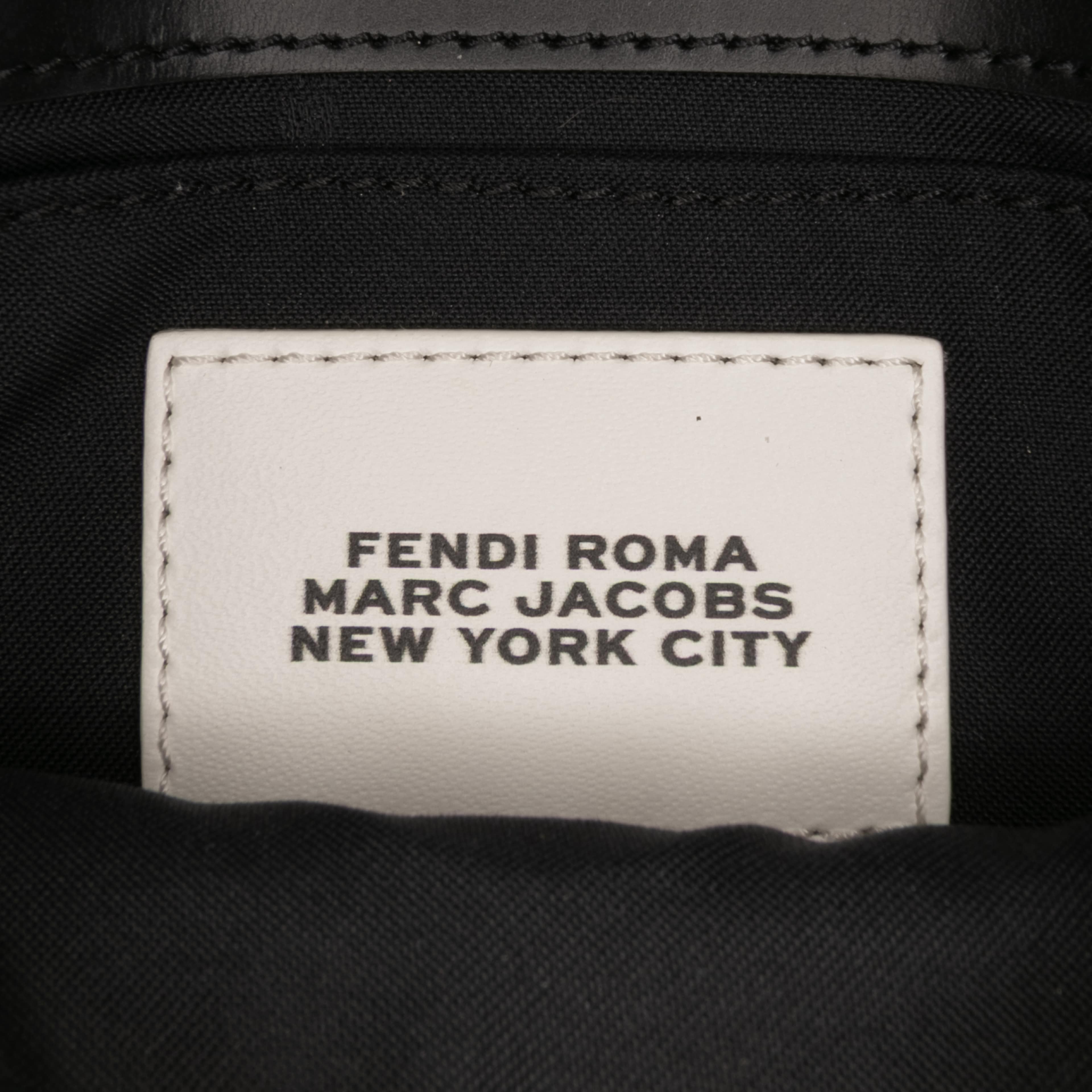 Fendi Marc Jacobs Nappa Vitello King Logo Print Baguette Phone Pouch Satchel, från Luxclusif, i färgen white. Klicka för att öppna bilden i stort format