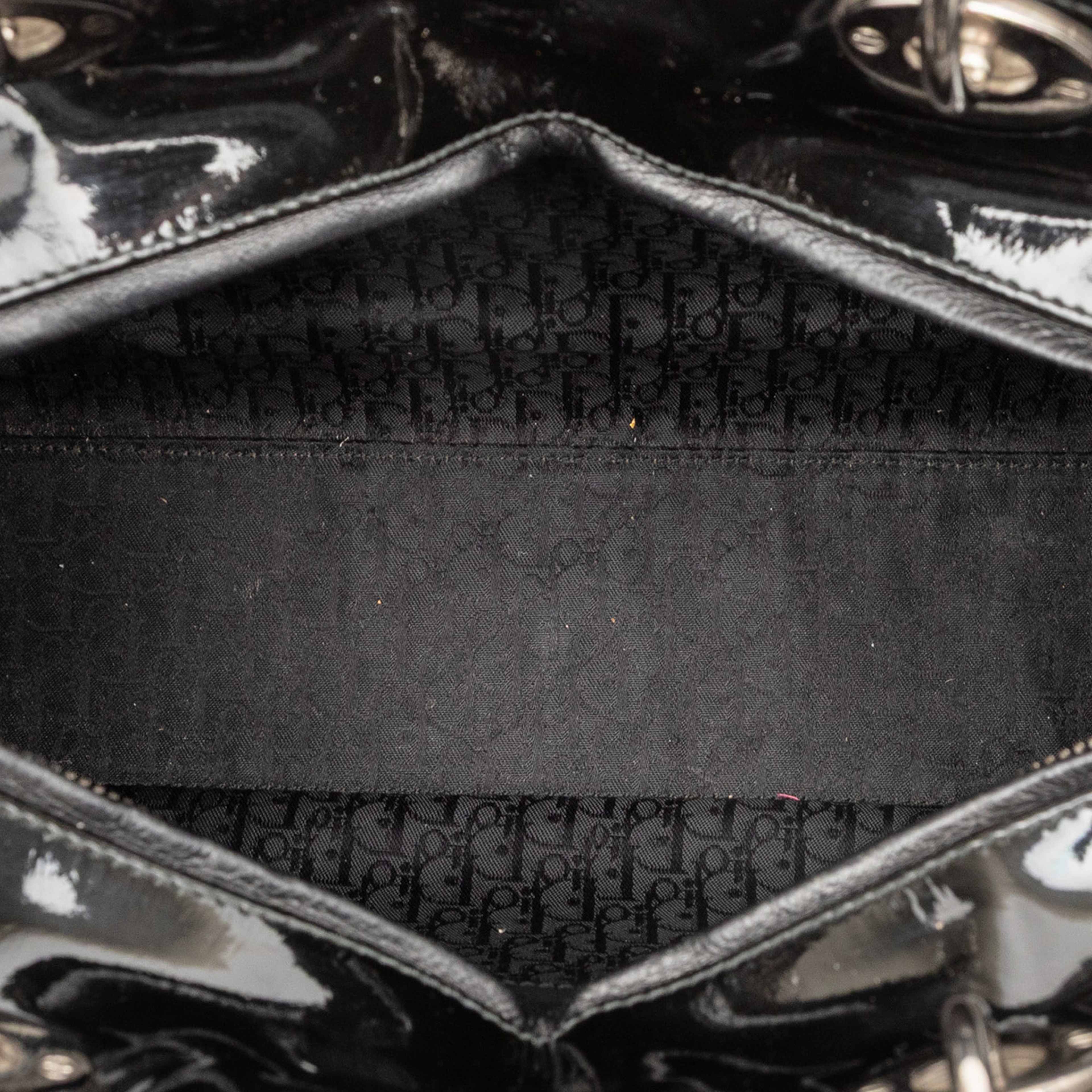 Dior Large Patent Cannage Lady Dior, från Luxclusif, i färgen black. Klicka för att öppna bilden i stort format