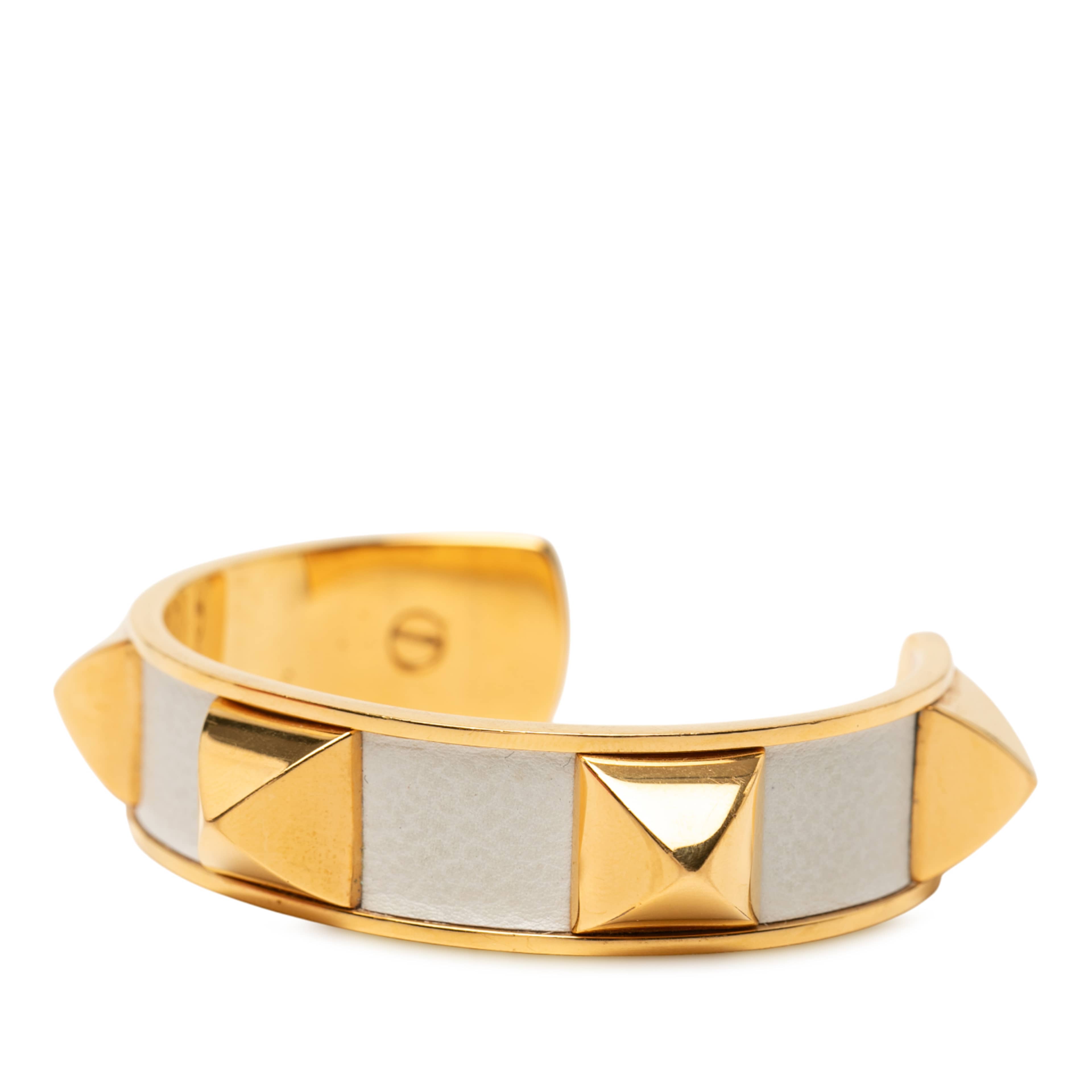 Hermès Gold Plated Medor Stud Bracelet, från Luxclusif, i färgen gold. Klicka för att öppna bilden i stort format