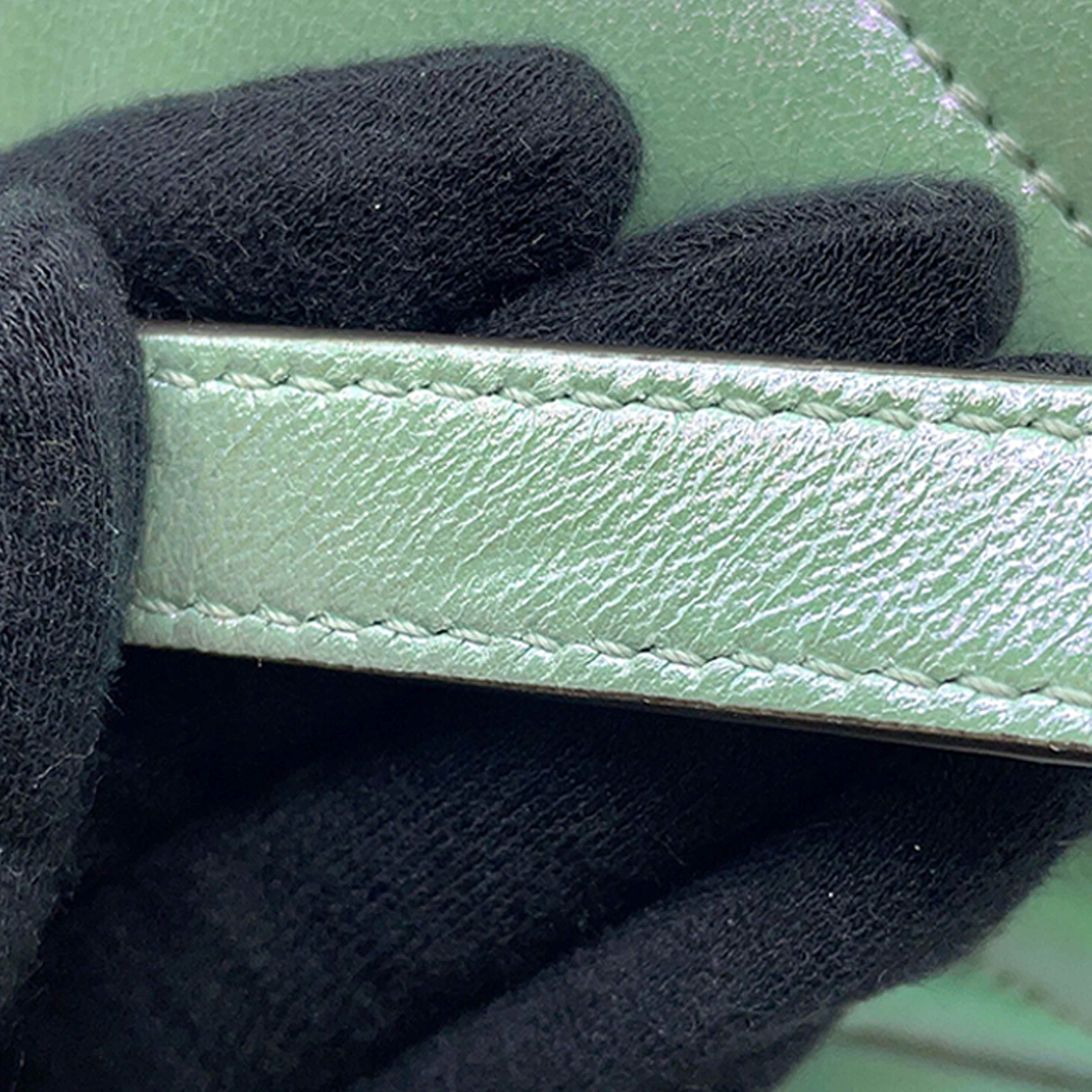 Gucci Mini Gg Marmont Matelasse Iridescent Calfskin Flap Crossbody, från Luxclusif, i färgen grön. Klicka för att öppna bilden i stort format