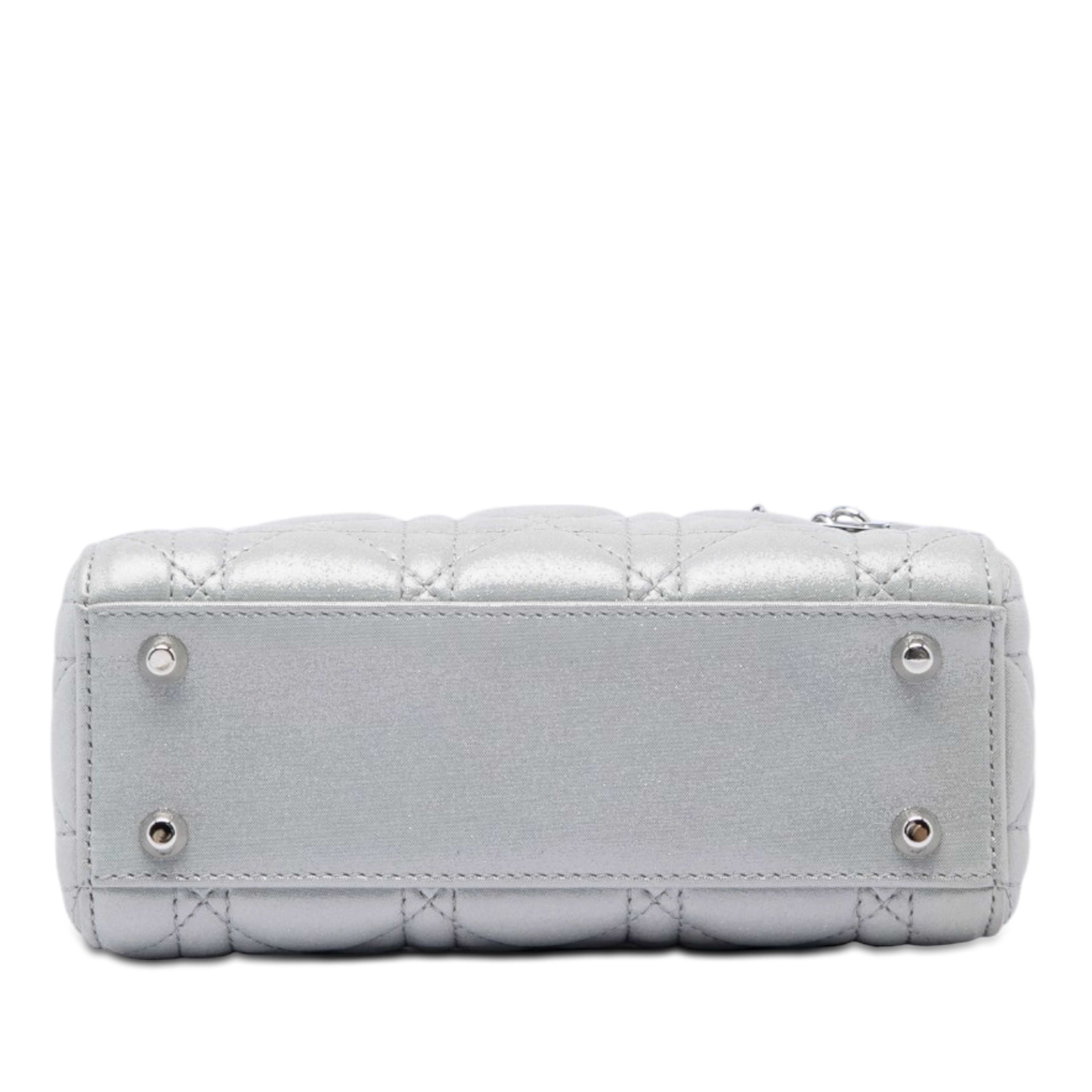 Dior Mini Iridescent Lambskin Cannage Lady Dior, från Luxclusif, i färgen silver. Klicka för att öppna bilden i stort format
