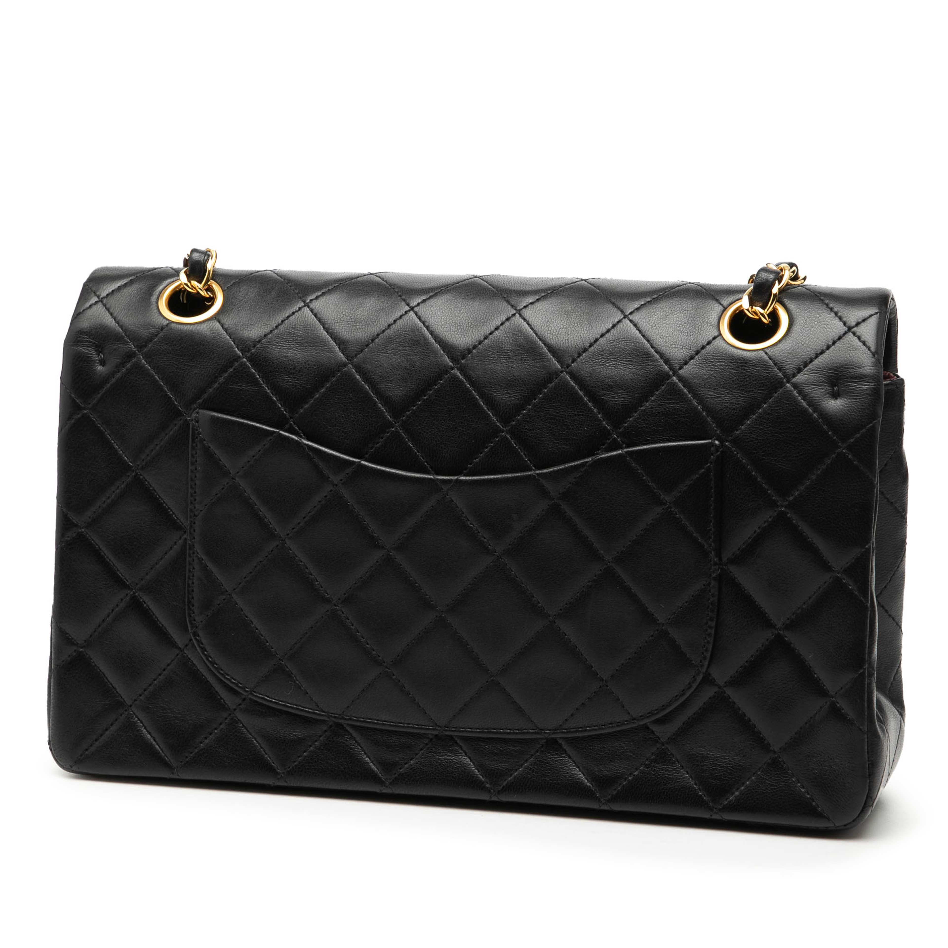 Chanel Medium Classic Lambskin Double Flap, från Luxclusif, i färgen black. Klicka för att öppna bilden i stort format