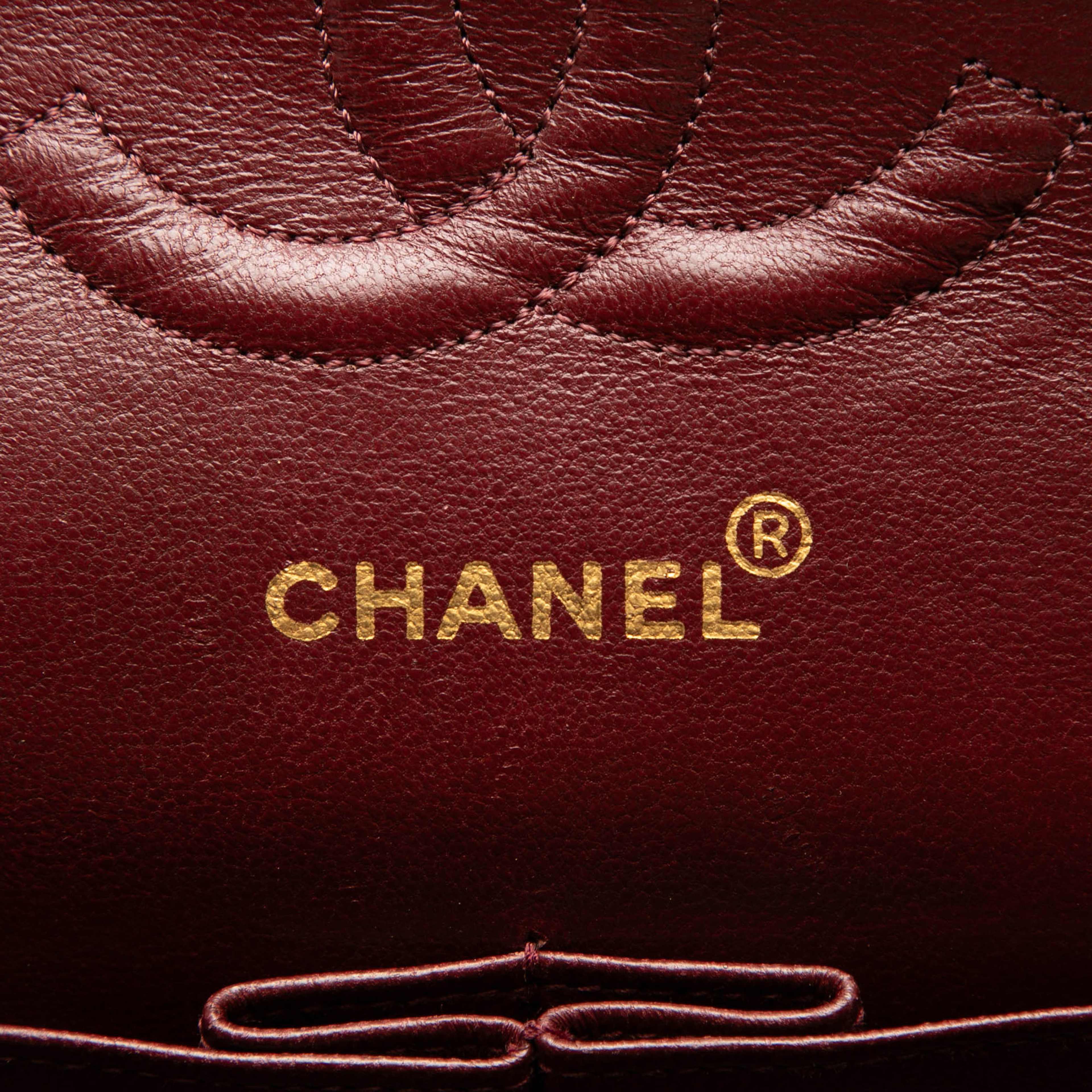 Chanel Medium Classic Lambskin Double Flap, från Luxclusif, i färgen black. Klicka för att öppna bilden i stort format