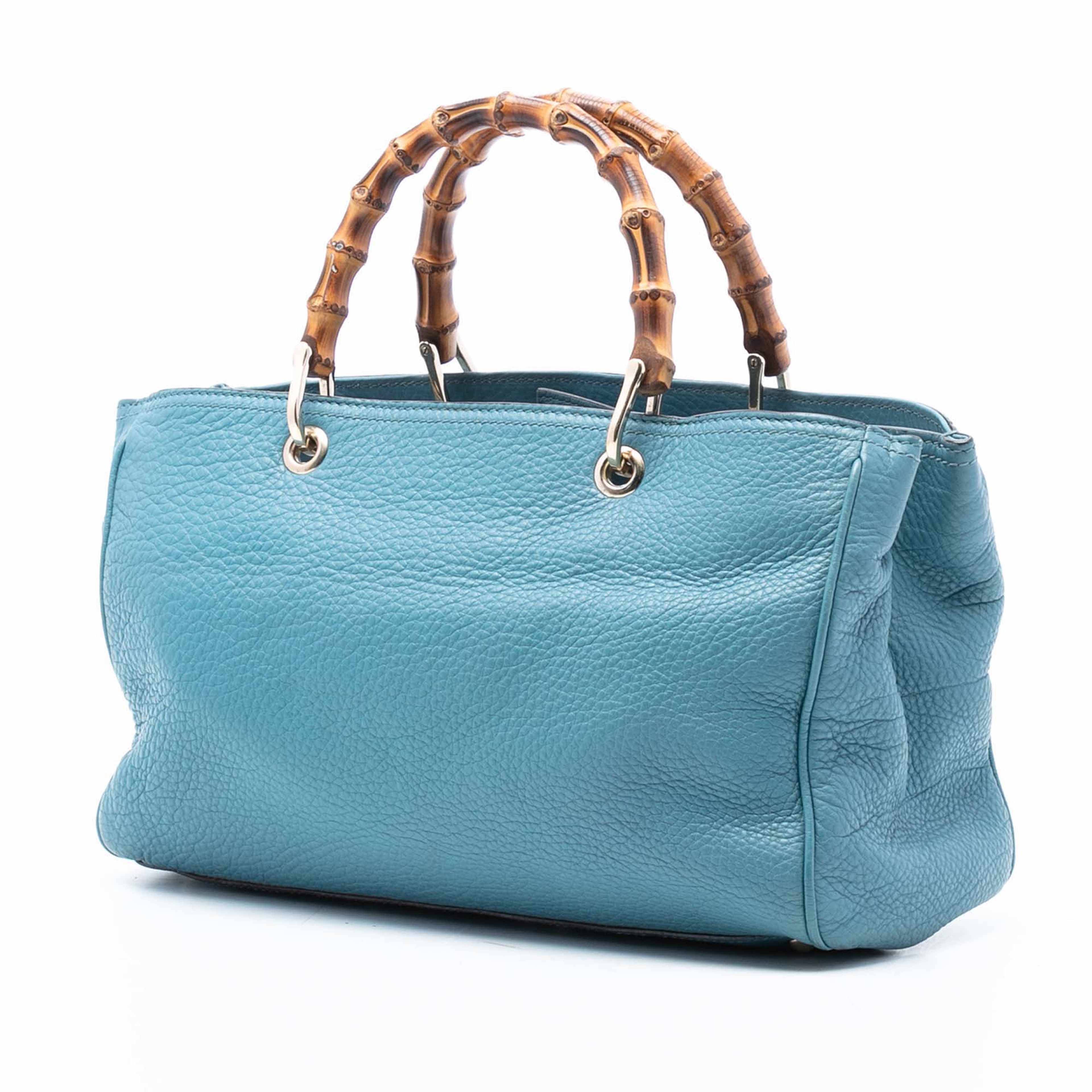 Gucci Medium Calfskin Bamboo Shopper Satchel, från Luxclusif, i färgen light blue. Klicka för att öppna bilden i stort format