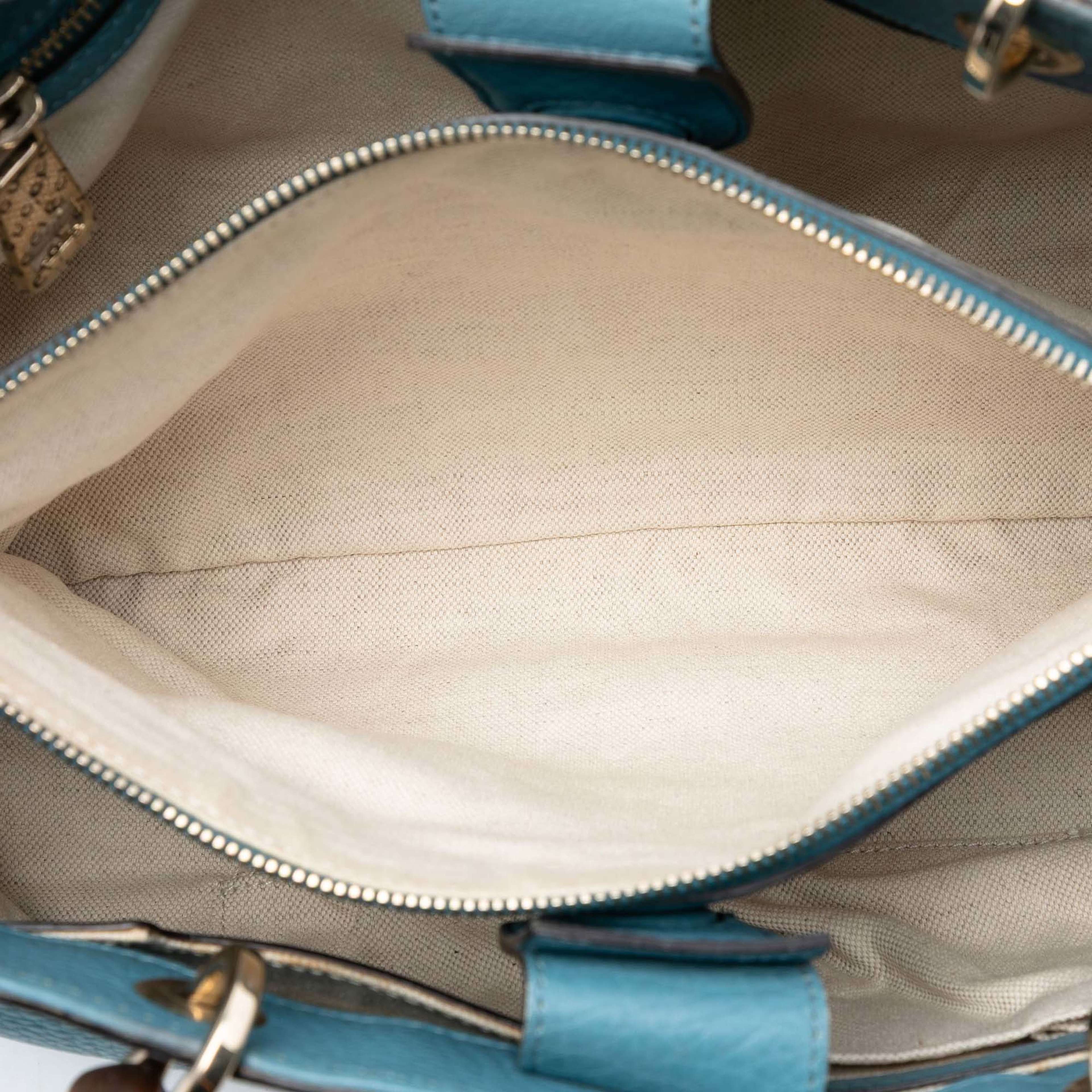 Gucci Medium Calfskin Bamboo Shopper Satchel, från Luxclusif, i färgen light blue. Klicka för att öppna bilden i stort format