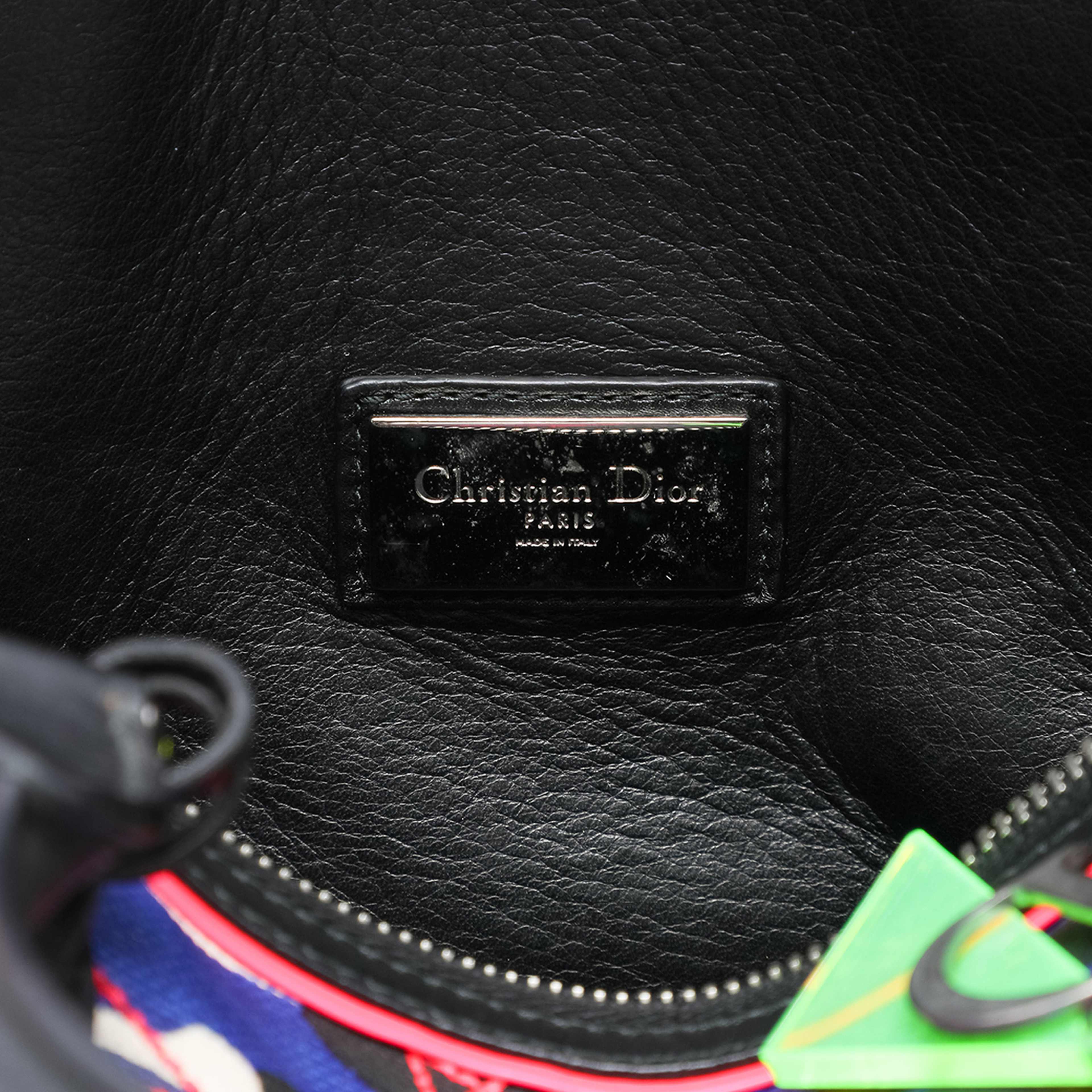 Dior Anselm Reyle Canvas Camouflage Boston Bag, från Luxclusif, i färgen blue. Klicka för att öppna bilden i stort format