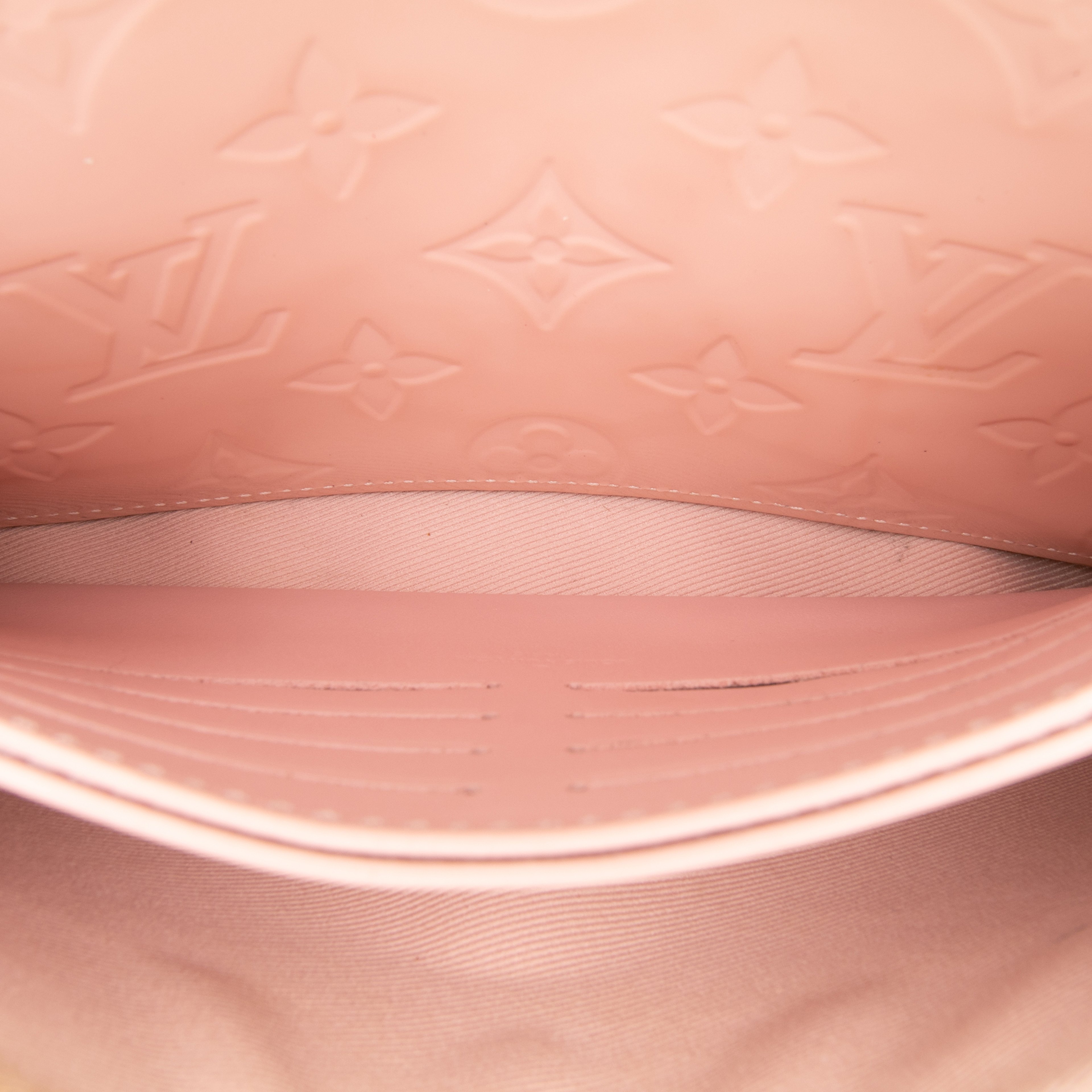 Louis Vuitton Monogram Vernis Pochette Felicie, från Luxclusif, i färgen light pink. Klicka för att öppna bilden i stort format