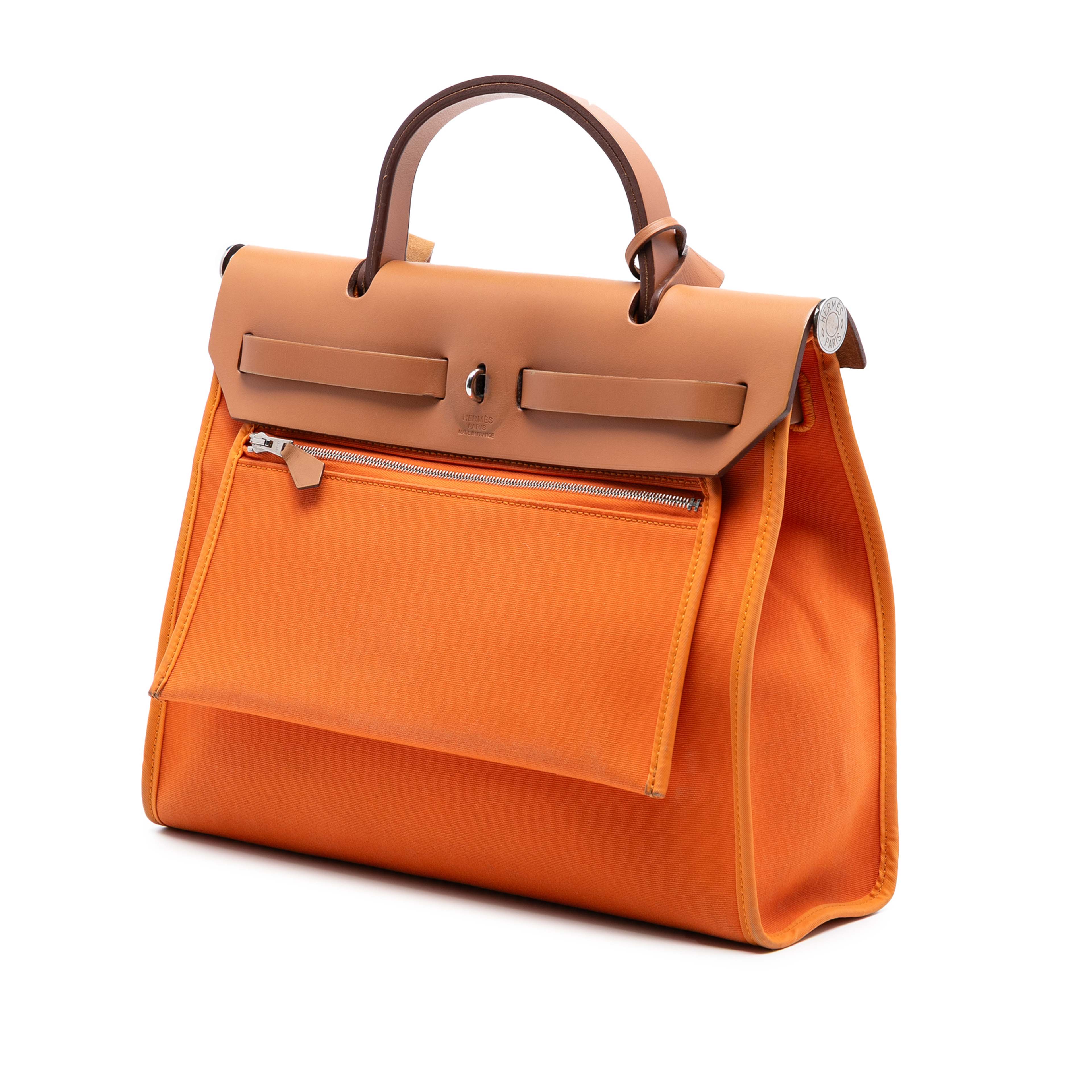 Hermès Toile Herbag Zip 31, från Luxclusif, i färgen orange. Klicka för att öppna bilden i stort format