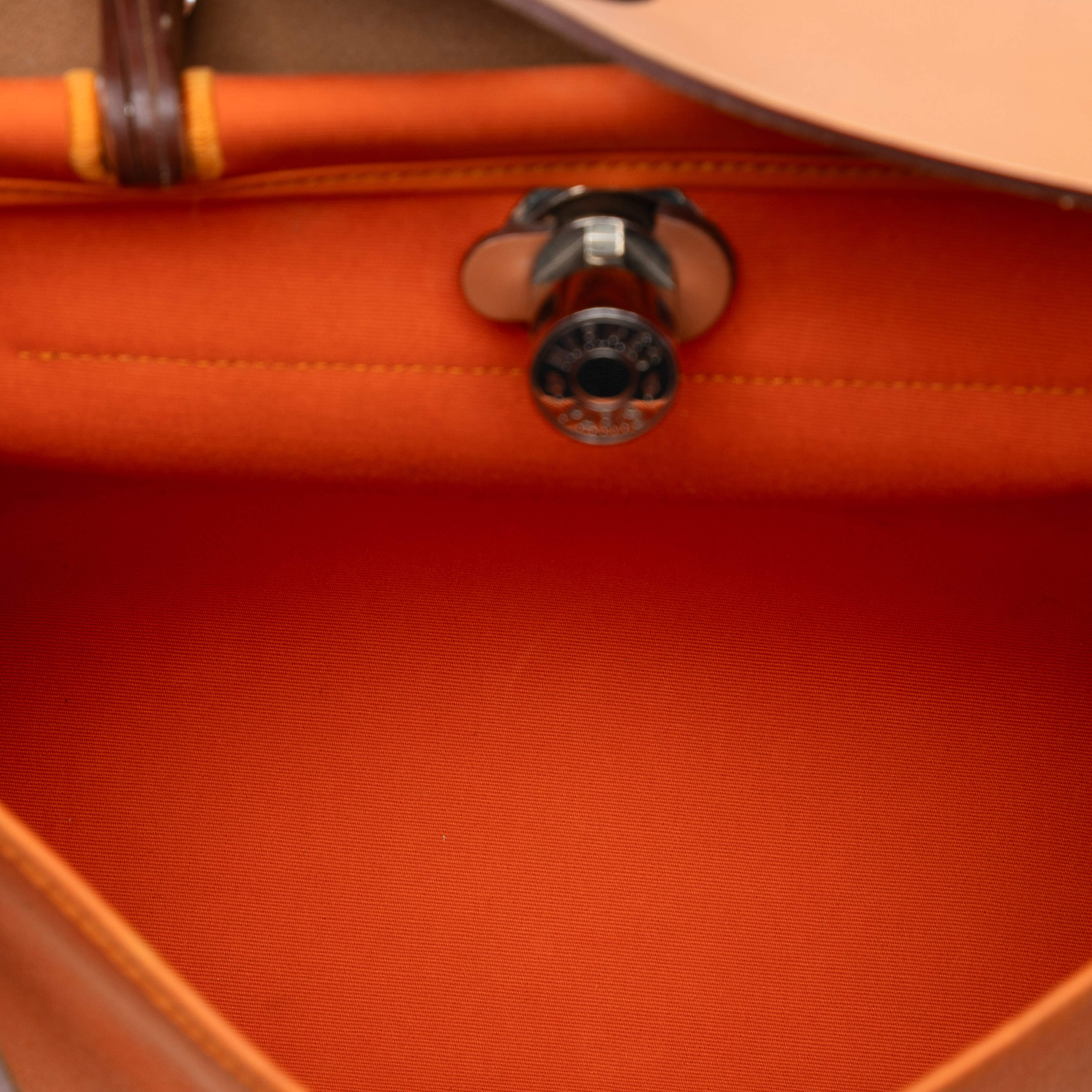 Hermès Toile Herbag Zip 31, från Luxclusif, i färgen orange. Klicka för att öppna bilden i stort format