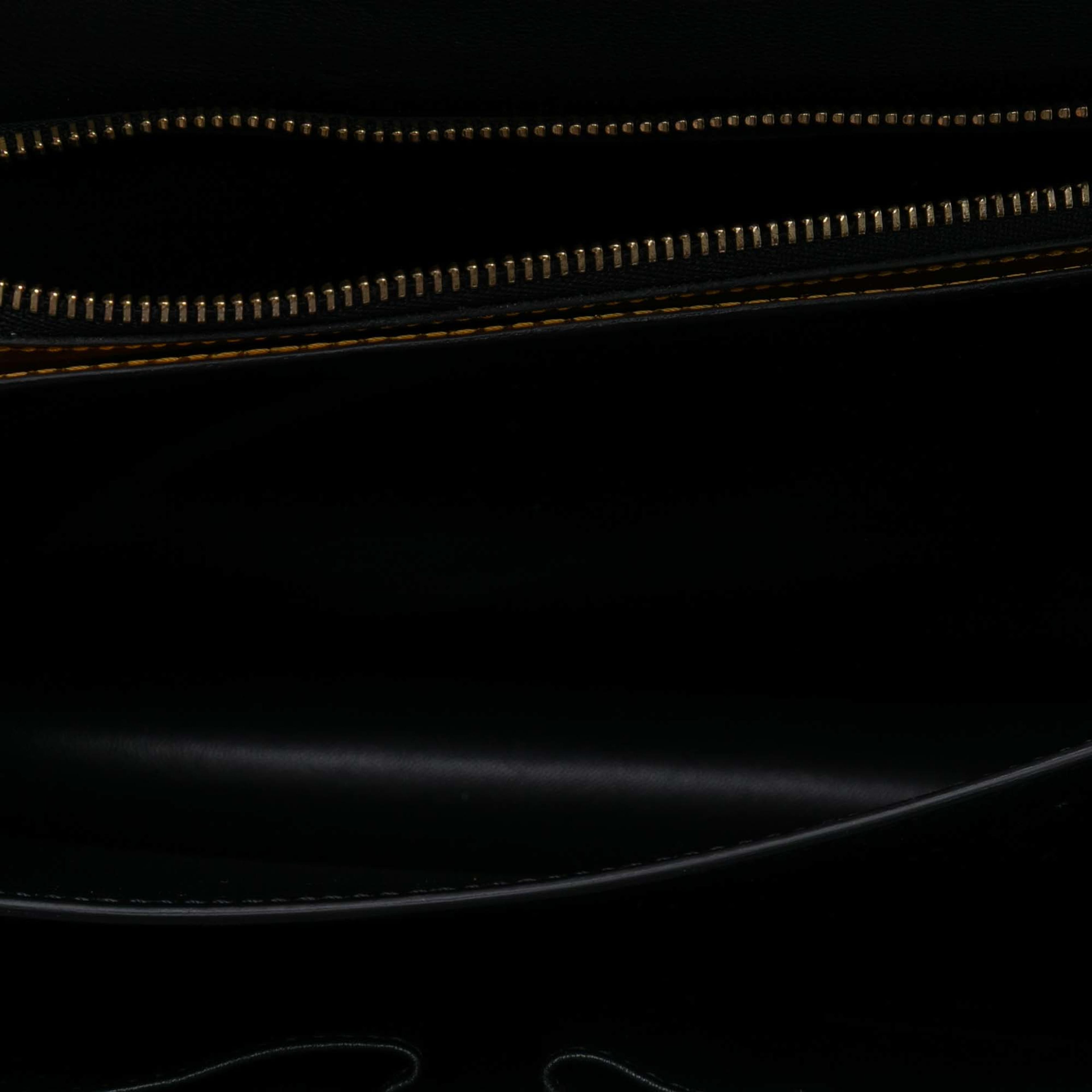 Celine Medium Calfskin Classic Box, från Luxclusif, i färgen gold. Klicka för att öppna bilden i stort format